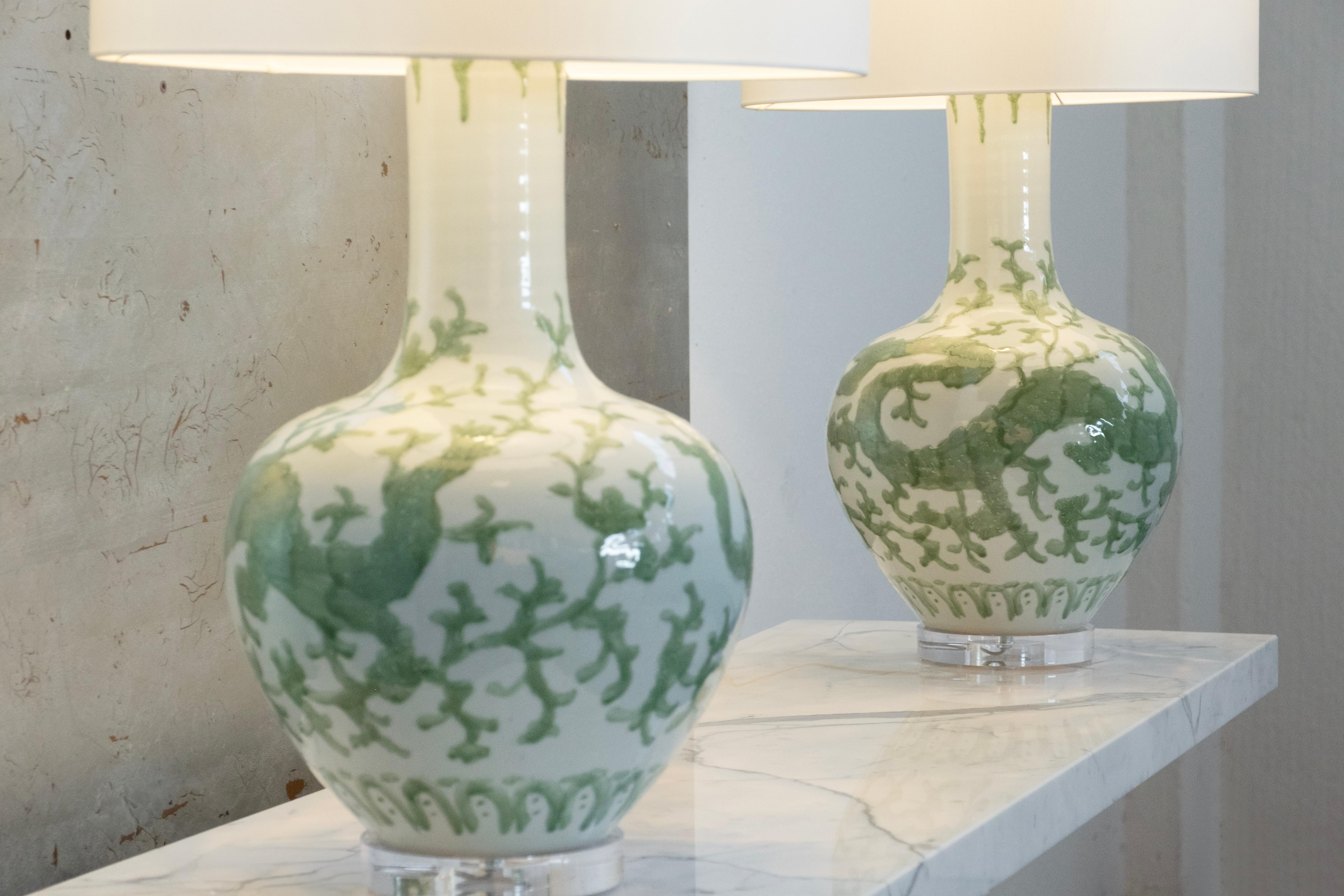 Set/2 Moderne Tischlampen, Porzellansockel, Satinierter Lampenschirm, Handgefertigt Greenapple im Angebot 4