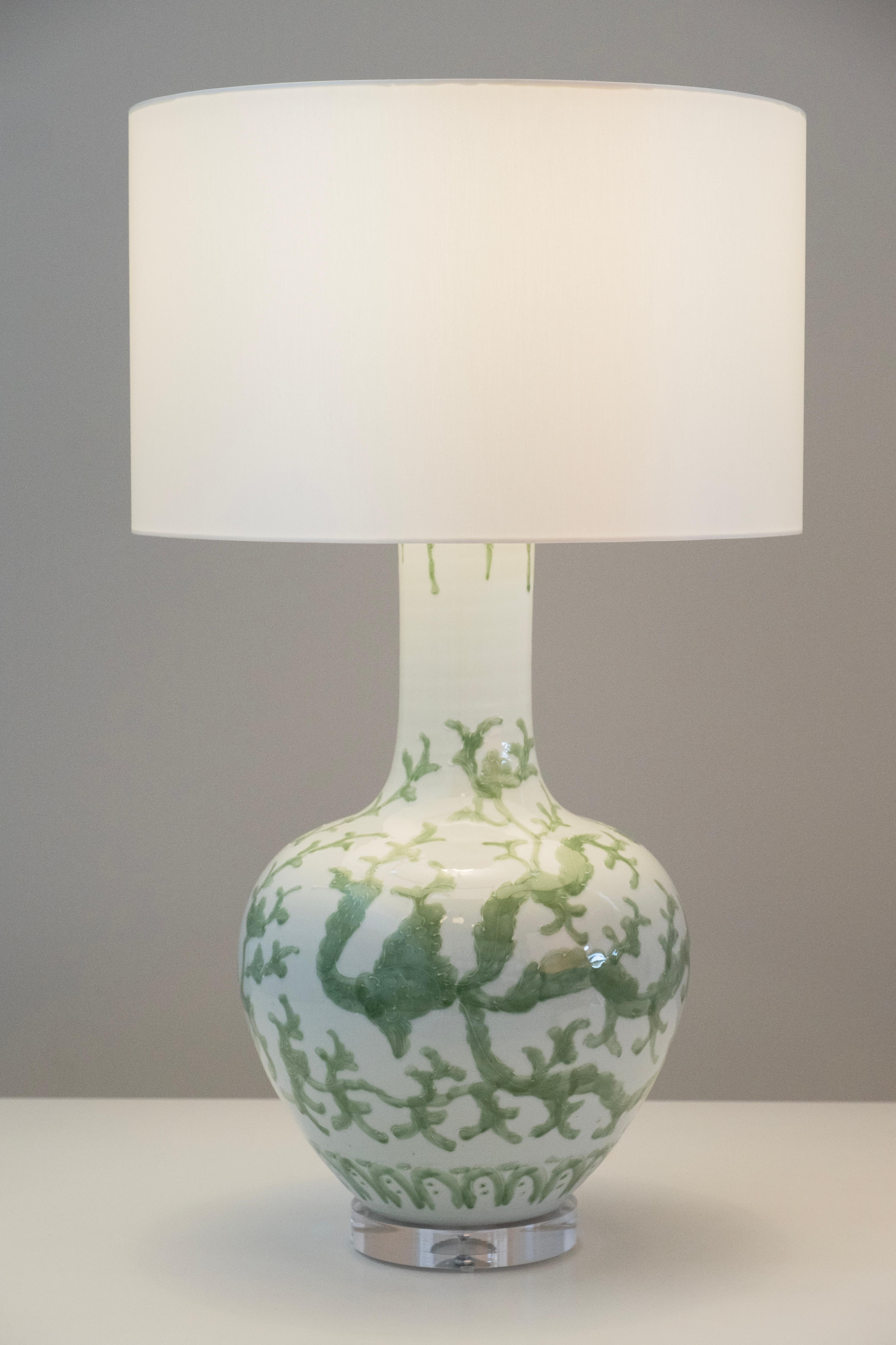 Set/2 Moderne Tischlampen, Porzellansockel, Satinierter Lampenschirm, Handgefertigt Greenapple im Zustand „Neu“ im Angebot in Lisboa, PT