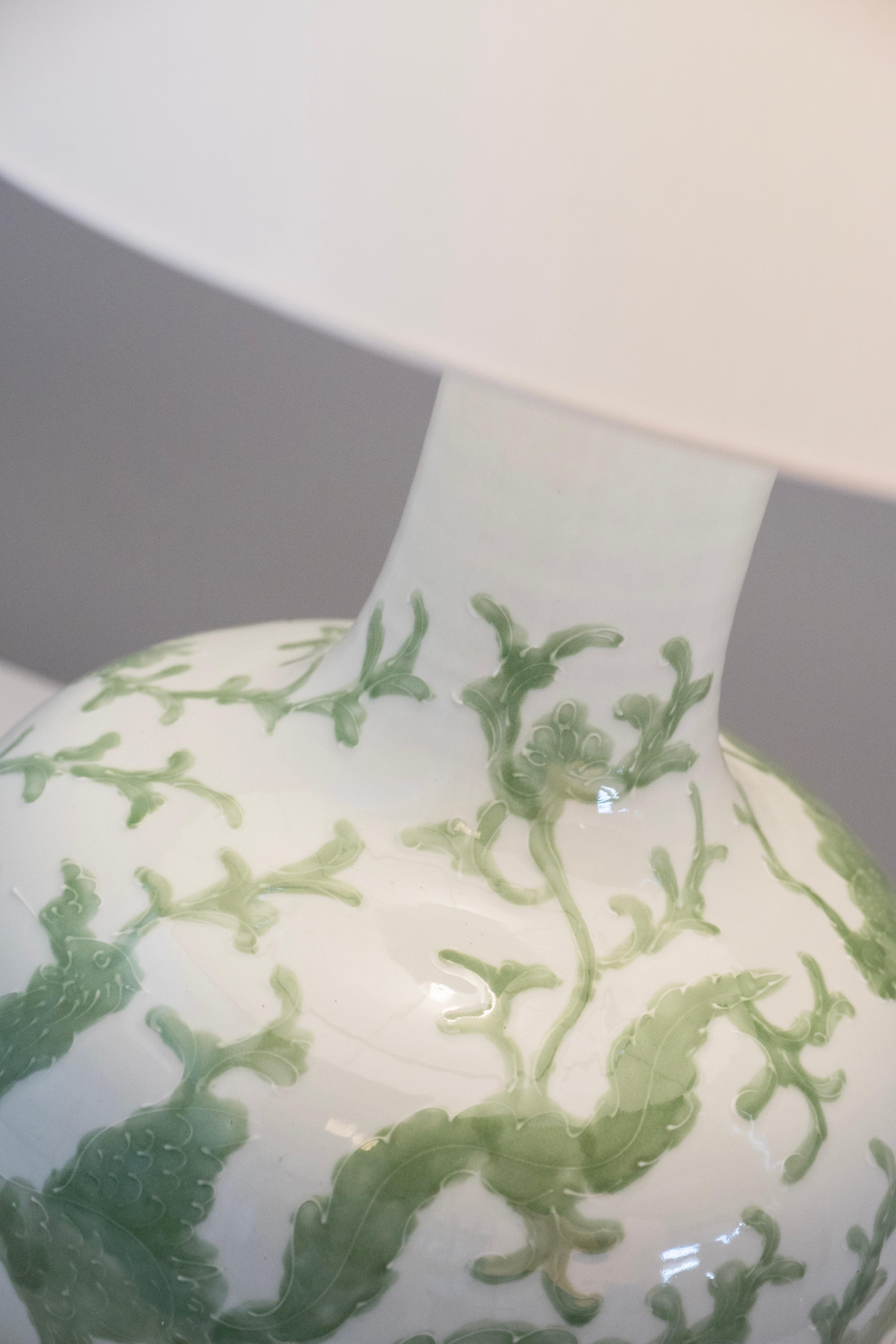 Set/2 Moderne Tischlampen, Porzellansockel, Satinierter Lampenschirm, Handgefertigt Greenapple im Angebot 6