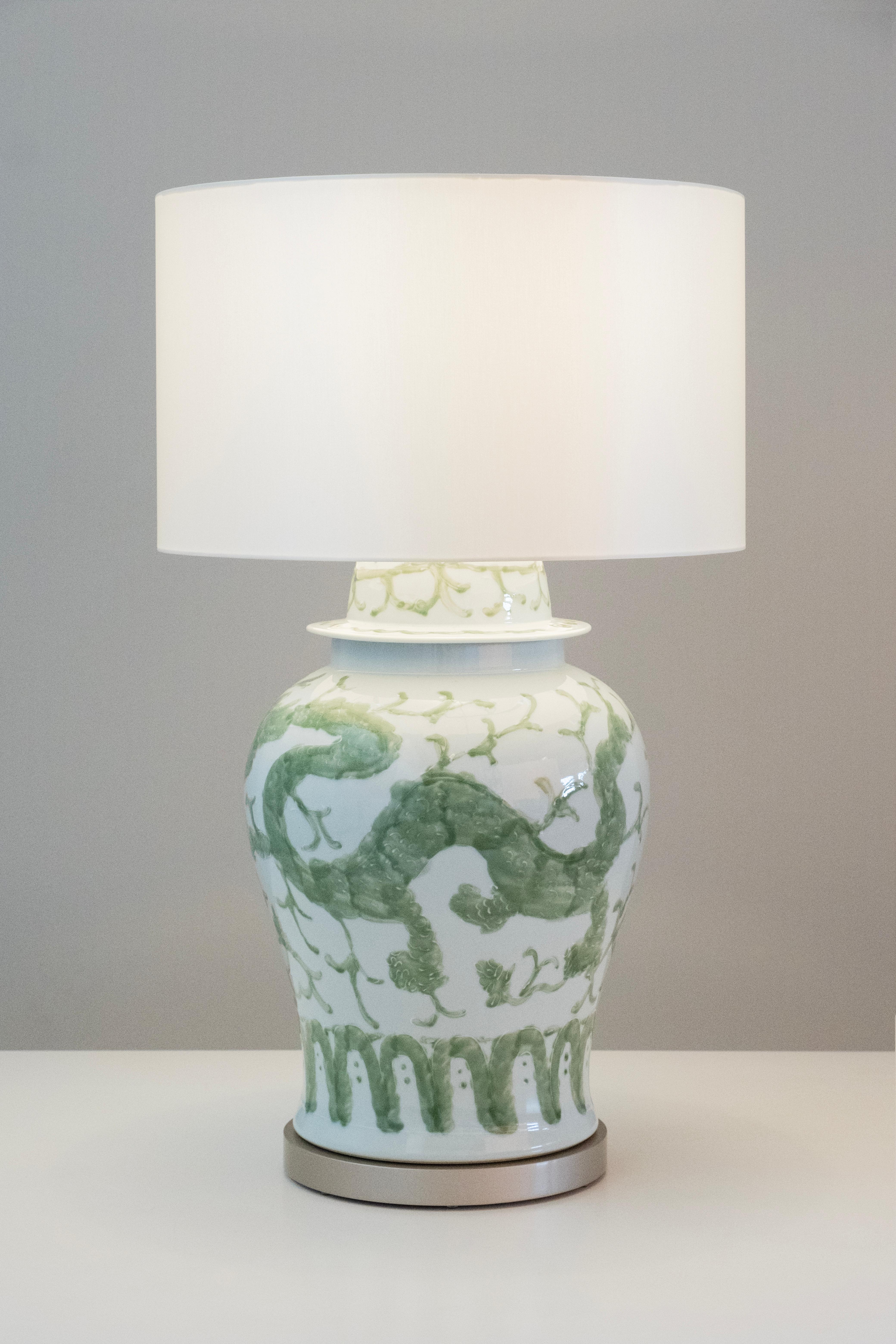 Portugais Set/2 lampes de table Modernity, socle en porcelaine, abat-jour en satin, fait main Greenapple en vente