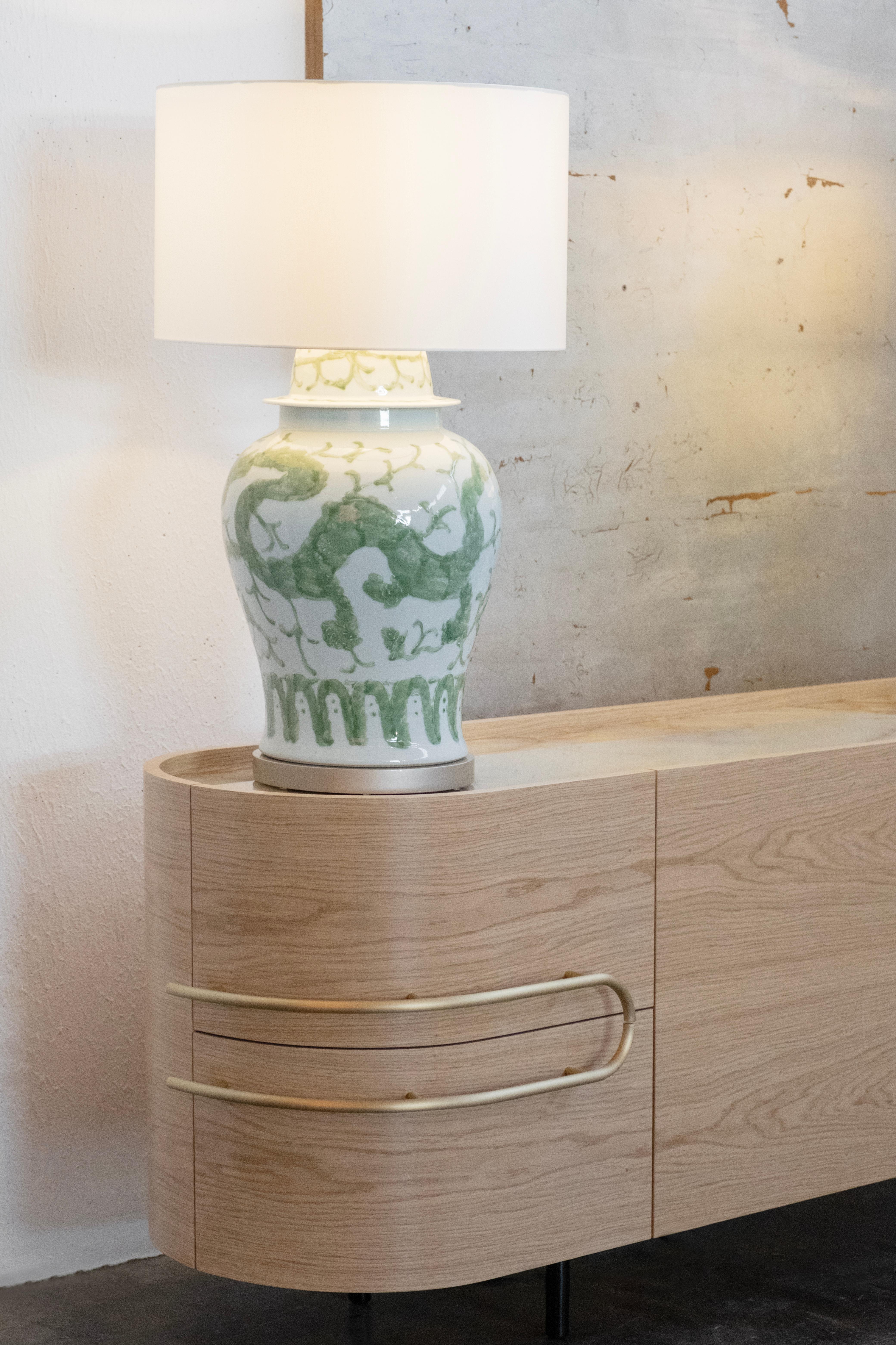 XXIe siècle et contemporain Set/2 lampes de table Modernity, socle en porcelaine, abat-jour en satin, fait main Greenapple en vente