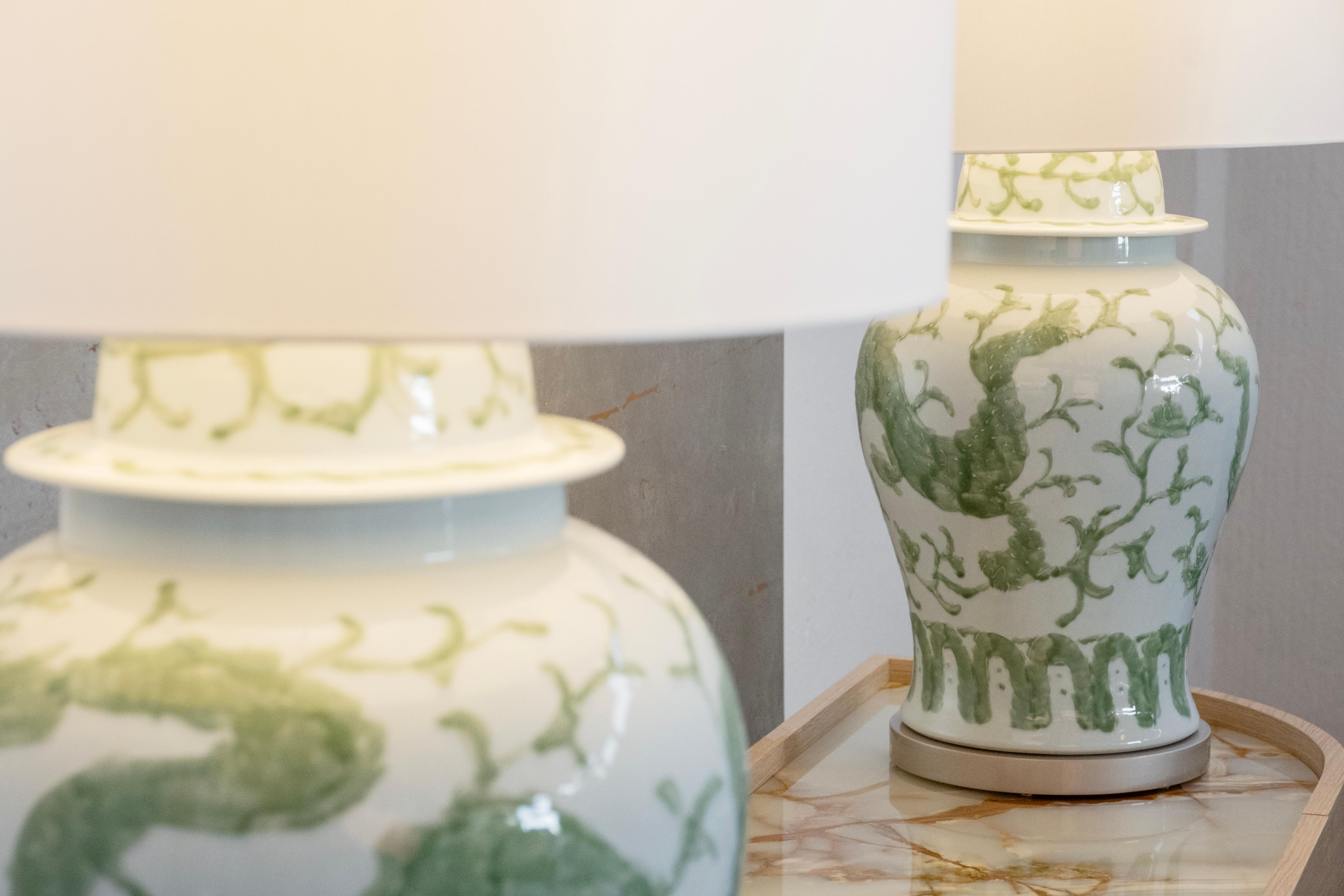 Acier inoxydable Set/2 lampes de table Modernity, socle en porcelaine, abat-jour en satin, fait main Greenapple en vente