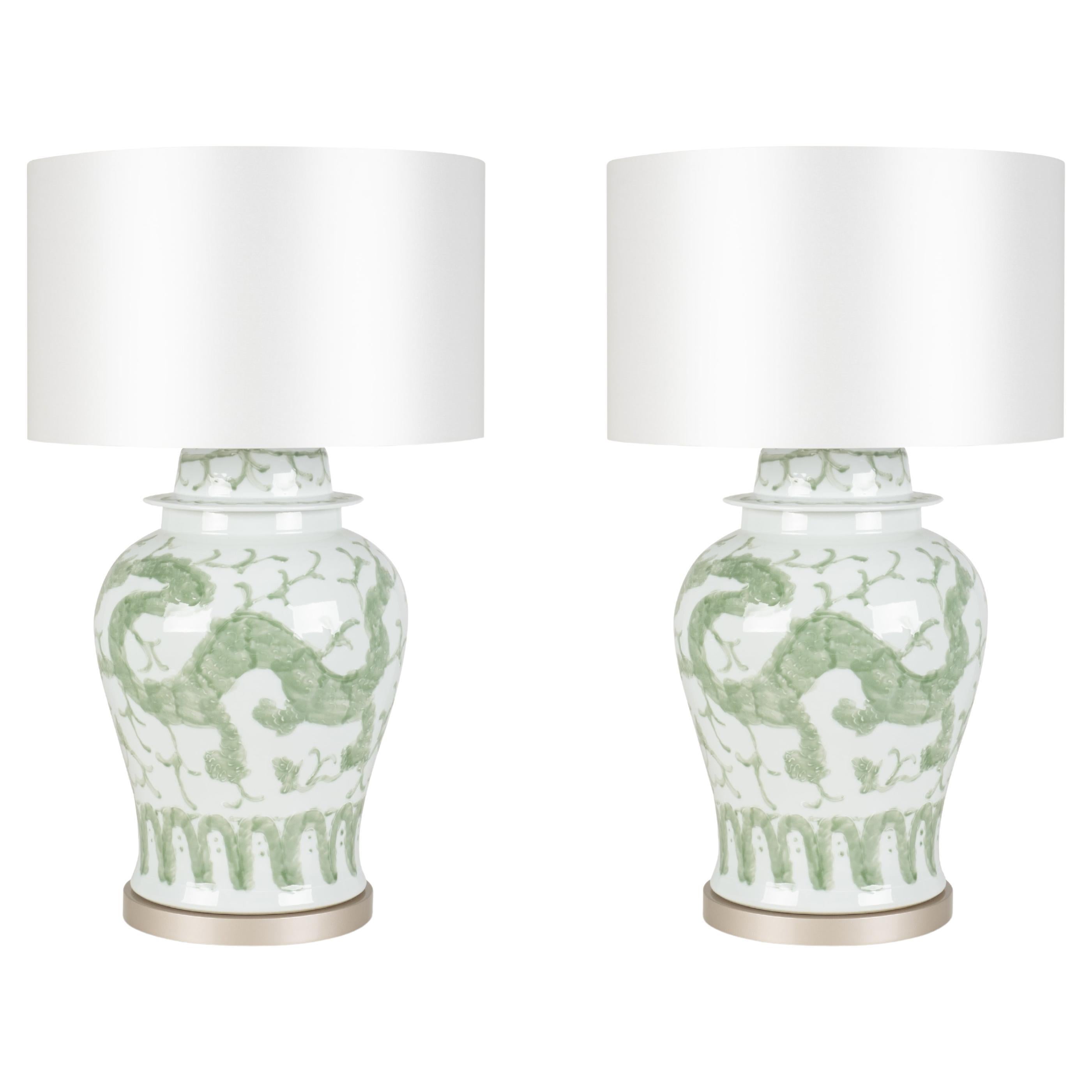 Set/2 Moderne Tischlampen, Porzellansockel, Satinierter Lampenschirm, Handgefertigt Greenapple