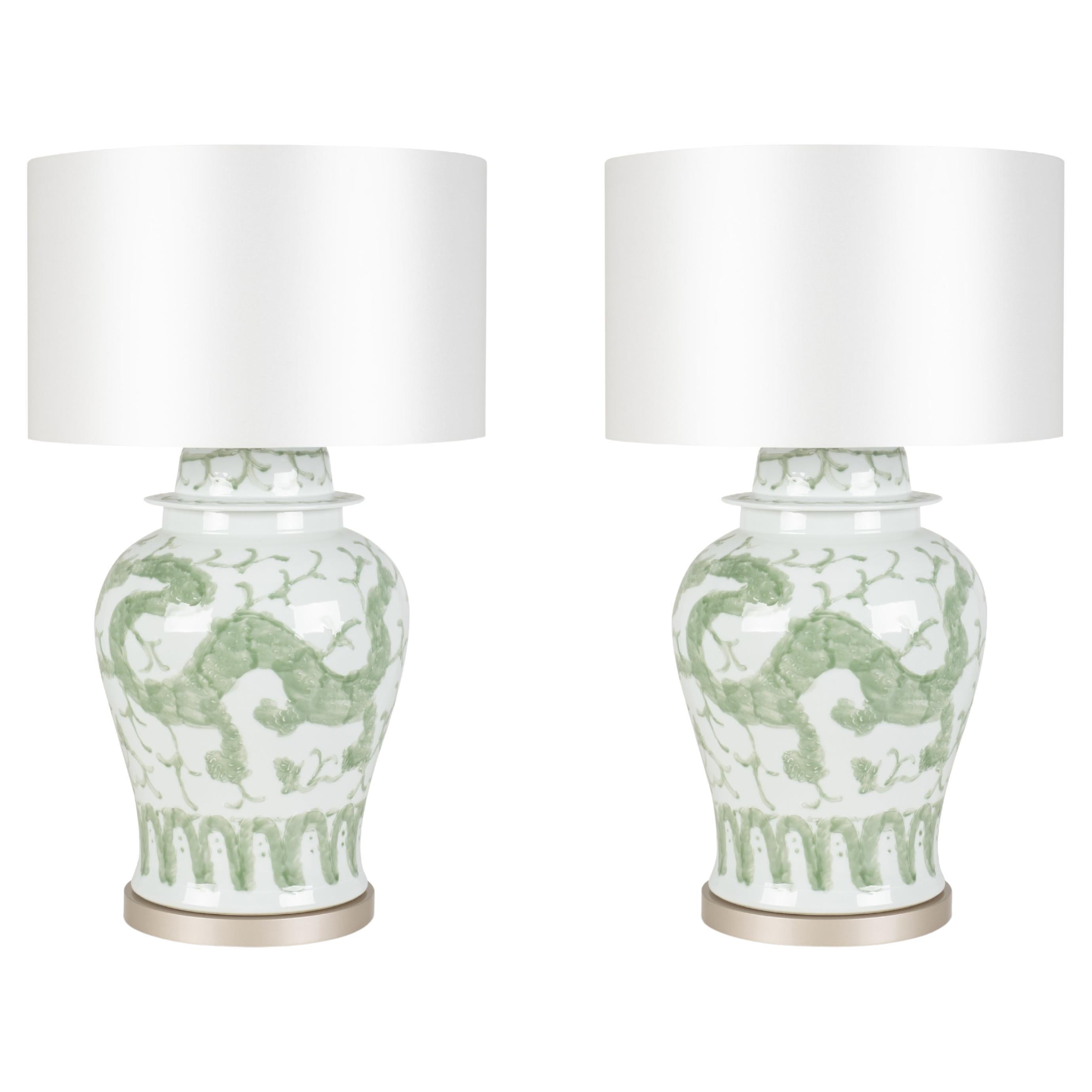 Set/2 Moderne Tischlampen, Porzellansockel, Satinierter Lampenschirm, Handgefertigt Greenapple