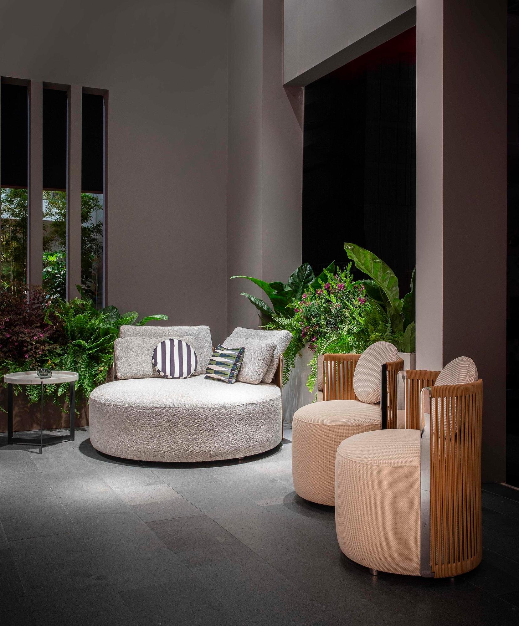 Set/2 Modern Thea Armchair Natural and Blue Leather Handmade in Italy by Fendi

Your beautifully designed outdoors call for equally sophisticated seating arrangements. The Thea collection bear the unmistakable mark of the legendary Italian mansion.