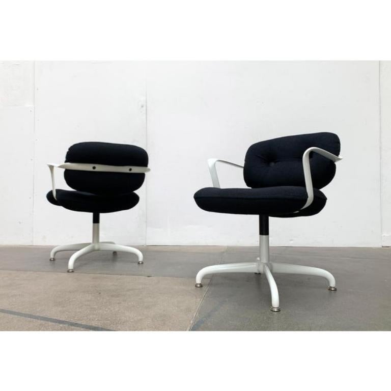 Elegant design classic from knoll international according to a draft by bruce hannah andrew morrison from the 1970s. Ici dans une version avec un cadre blanc et un coussin noir.

une conception fonctionnelle sur un principe simple. Un dossier et un