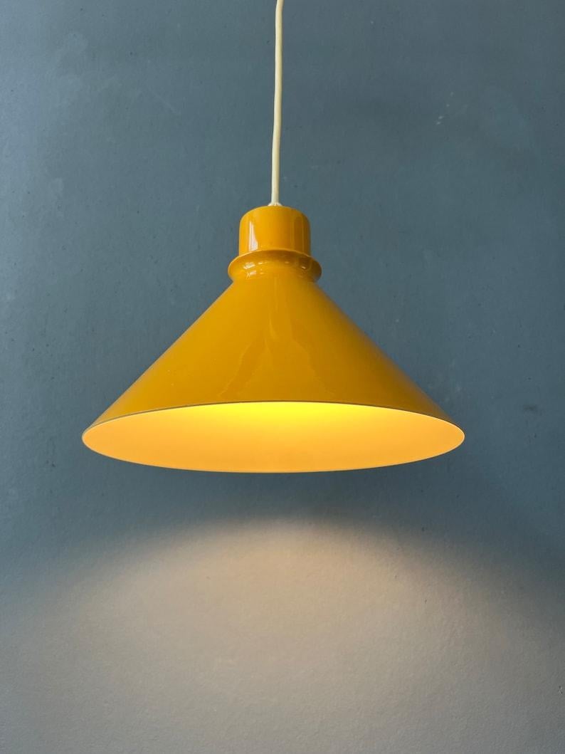 Ensemble de deux lampes suspendues en métal jaune du milieu du siècle, de très bon goût. Les lampes sont très esthétiques lorsqu'elles sont assemblées. La couleur jaune ocre donne aux lampes un aspect très tendance. Les lampes nécessitent une