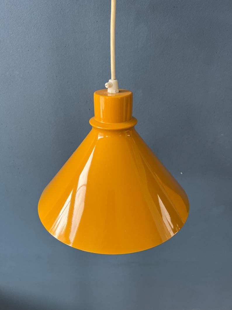 Ensemble (2) de lampes suspendues en métal jaune, années 1970 Excellent état - En vente à ROTTERDAM, ZH
