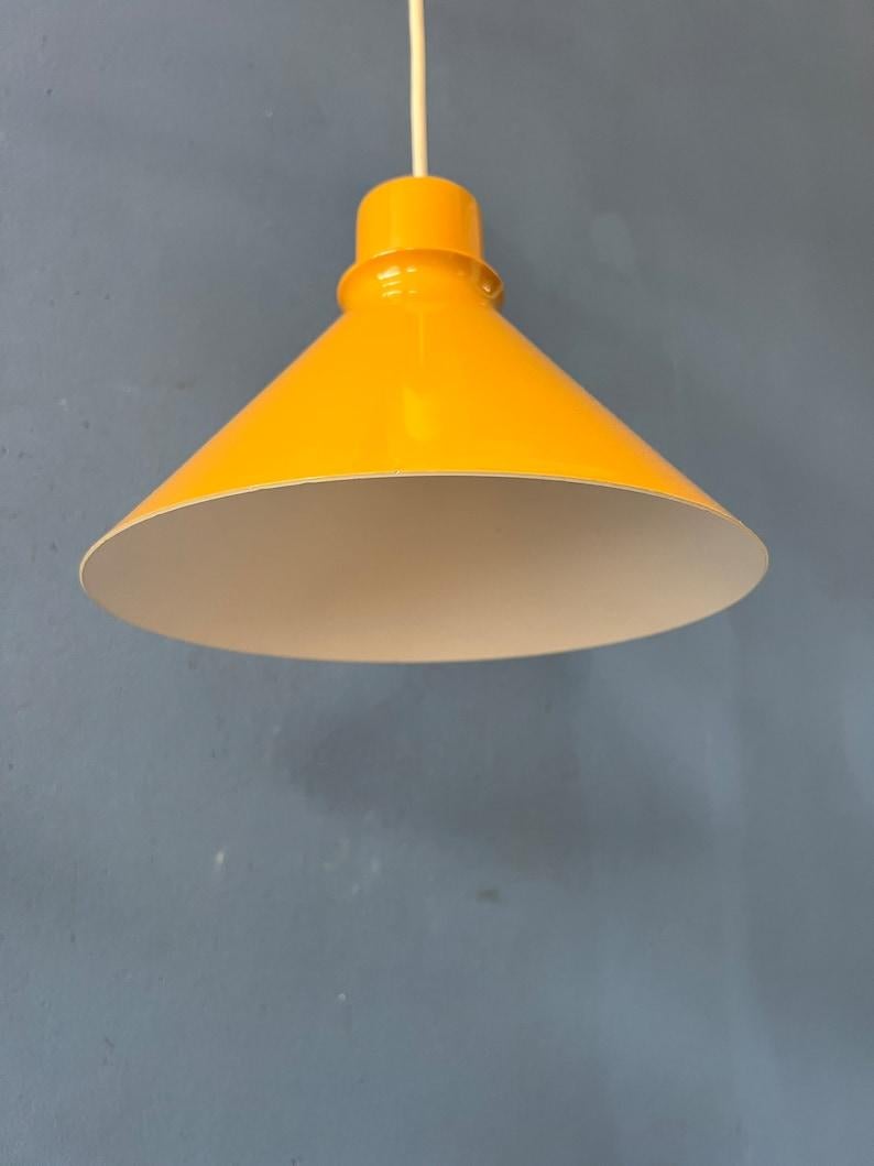 20ième siècle Ensemble (2) de lampes suspendues en métal jaune, années 1970 en vente