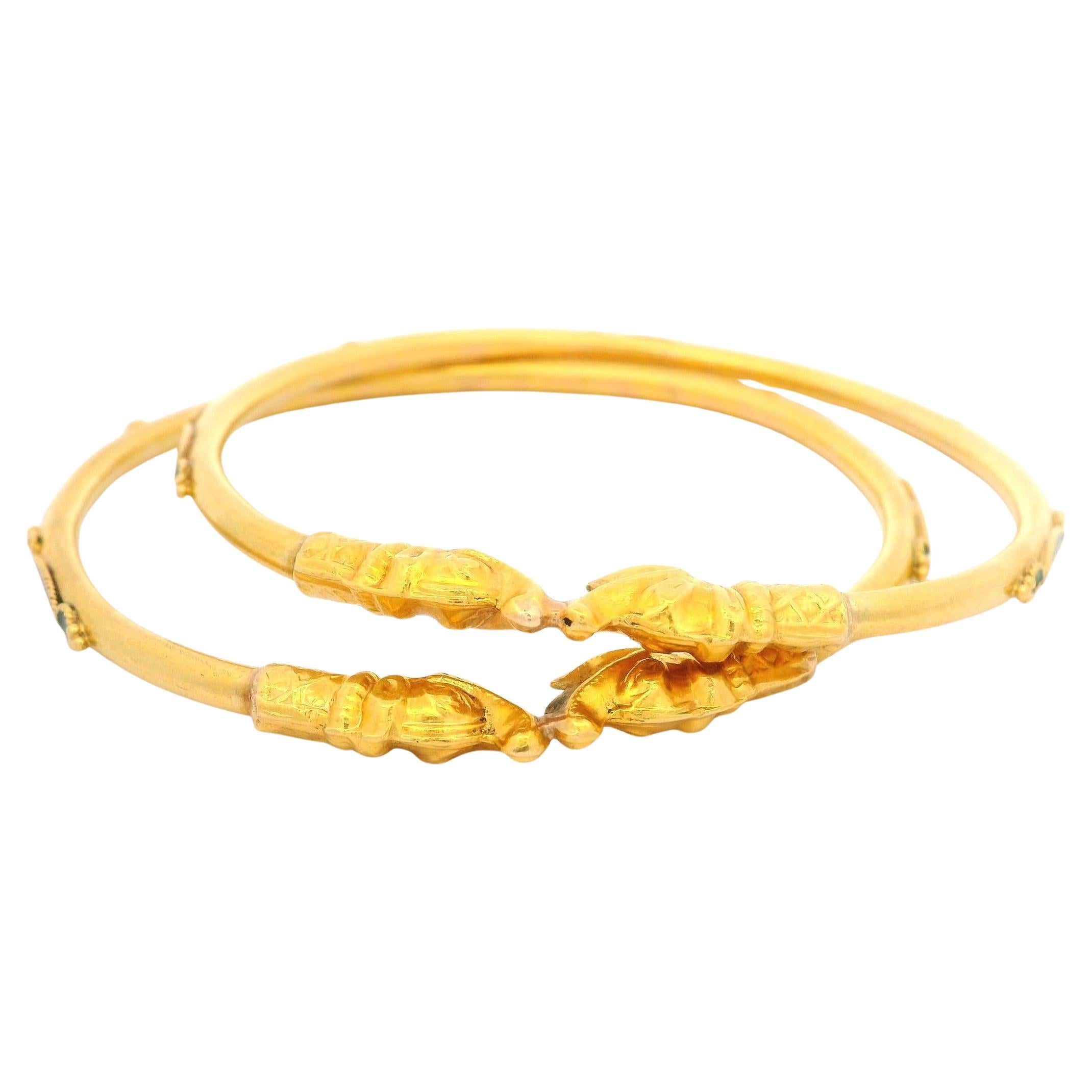 MATERIAL : Or jaune 21k massif avec émail rouge et vert
Poids : 17.97 grammes (poids pour la paire)
Taille : S'adapte à un poignet de 6,5 pouces (mesuré sur le poignet)
Longueur intérieure : 54,8 mm (d'est en ouest ou du nord au sud)
Largeur du