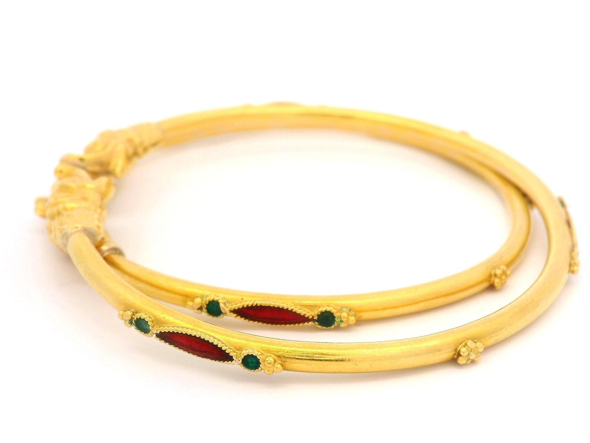 Ensemble de 2 paires de bracelets jonc vintage en or jaune 21 carats émaillé à motif animal en vente 1