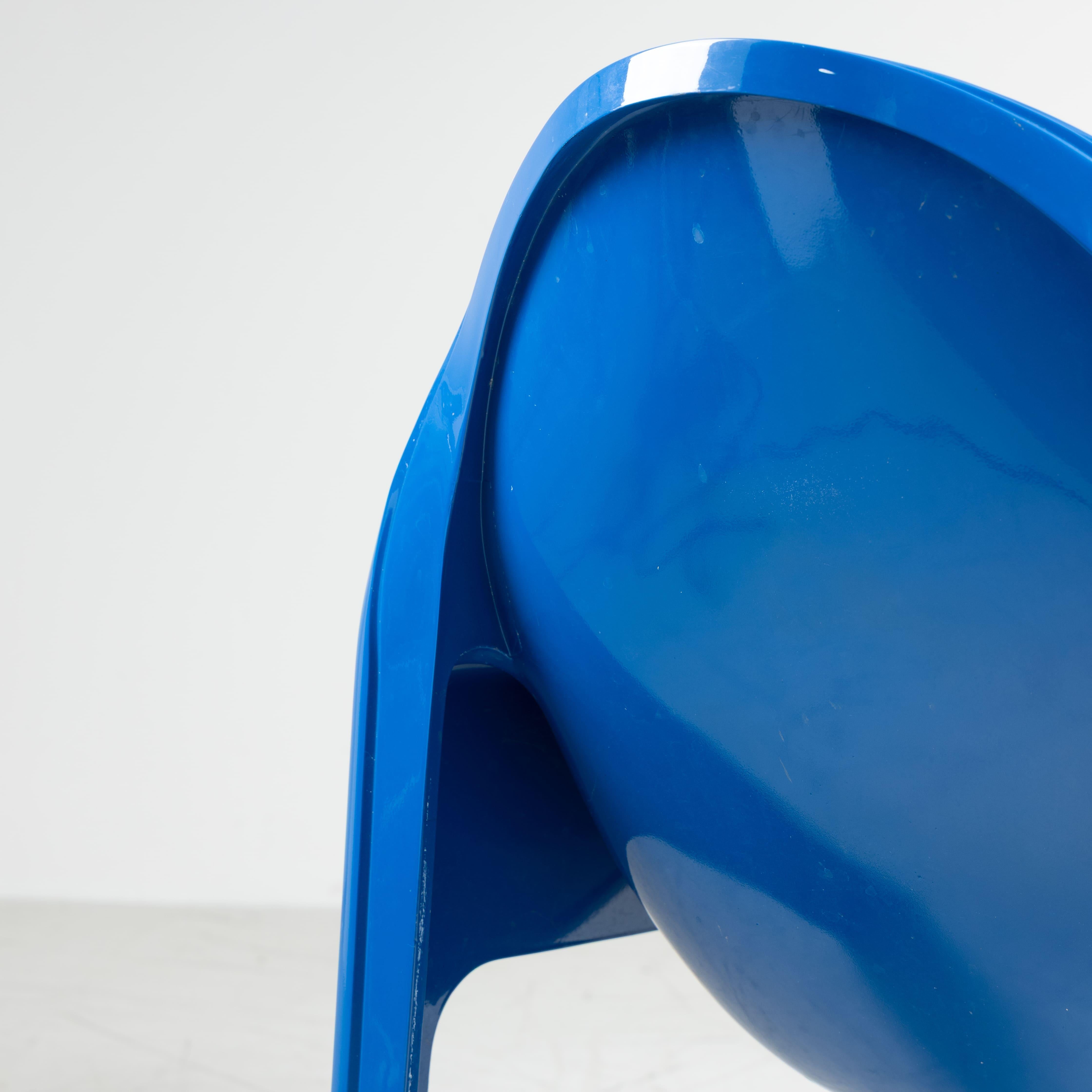 Disegnate da Gae Aulenti per Kartell, le poltrone modello 4794 rappresentano una delle sue più celebri incursioni nel design industriale. Realizzate interamente in materiale plastico espanso laccato, queste sedute si distinguono per le linee decise,
