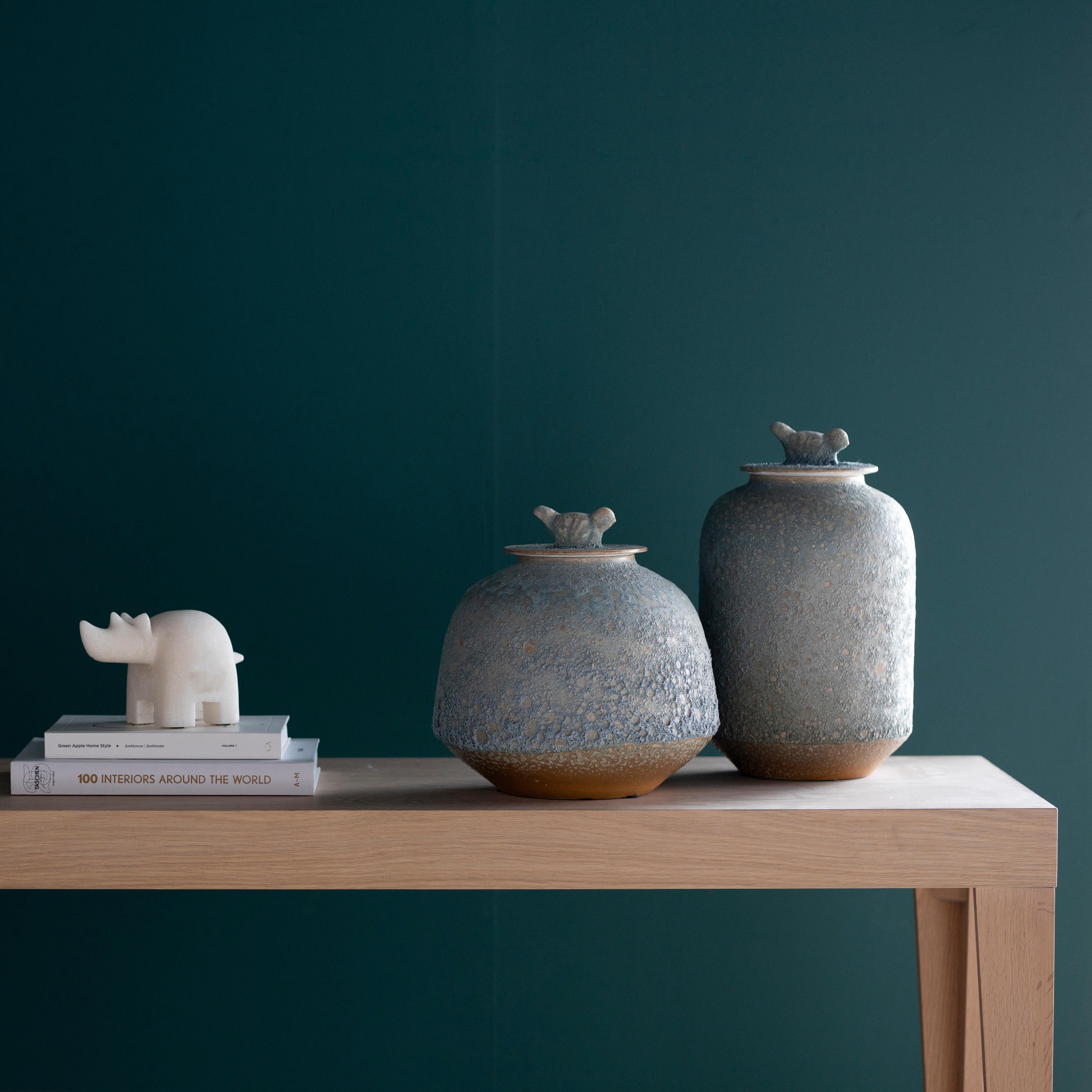 Moderne Ensemble/2 Pots en porcelaine, Pots Yang, bleu clair, de Lusitanus Home en vente