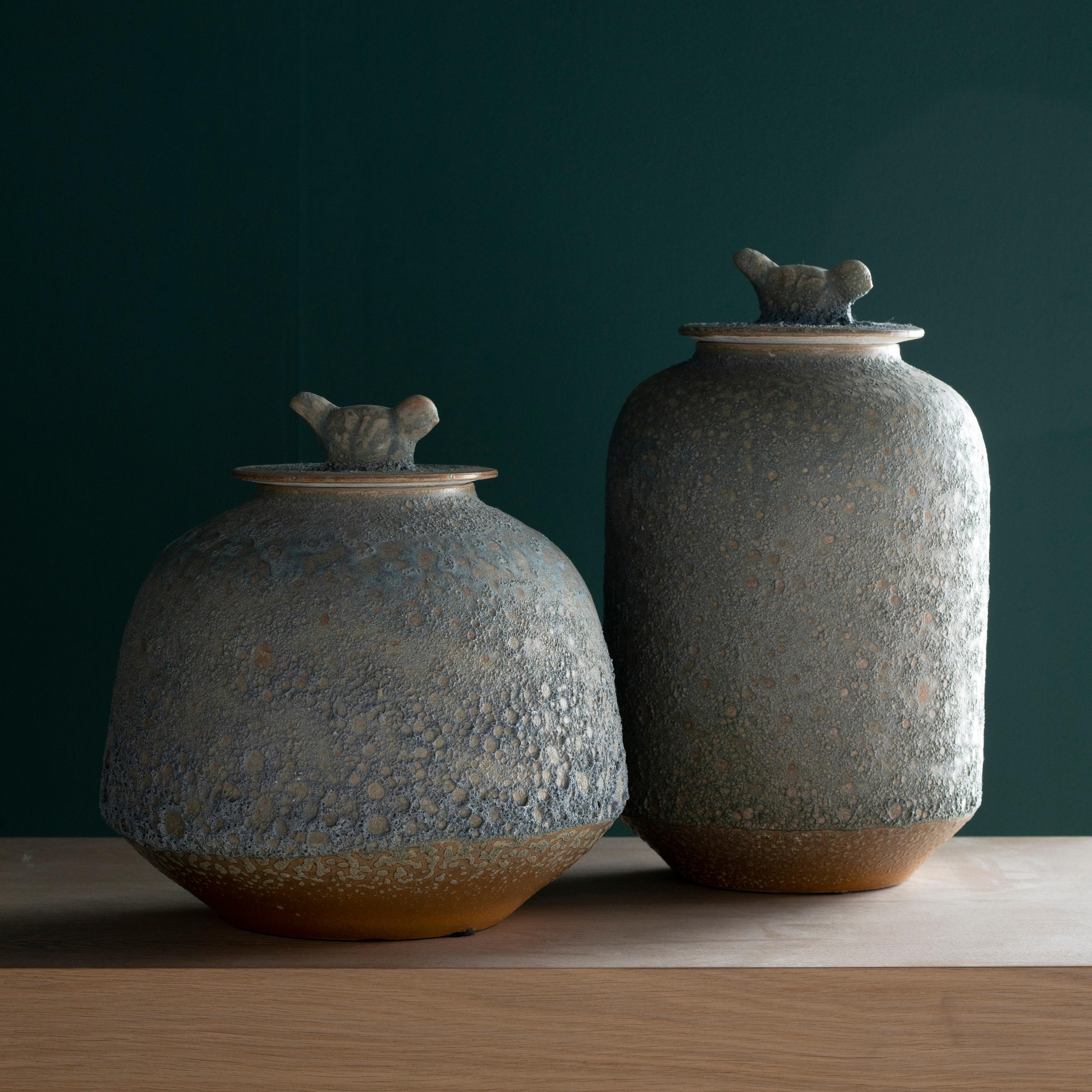 Set/2 pots en porcelaine Yang, Collection 'Lusitanus Home' de Lusitanus Home.

Véritables pots étanches en porcelaine chinoise avec couvercles en bleu clair, fabriqués à la main selon des méthodes traditionnelles. La relation de longue date entre le