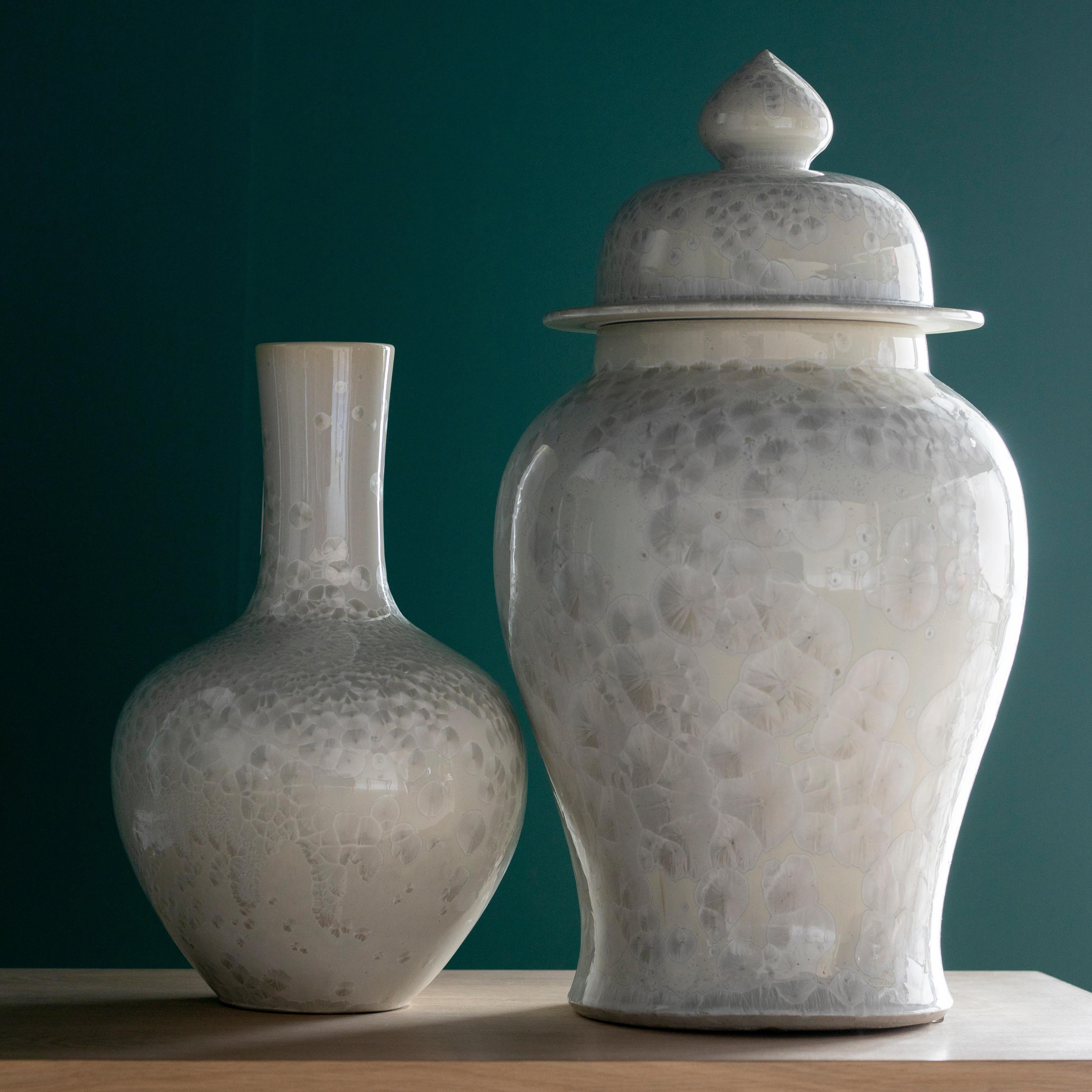 Set/Tang Vase en porcelaine et pot Sunce avec couvercle, Collectional par Lusitanus Home.

Vase et porto imperméables en porcelaine chinoise véritable avec couvercle, produits à la main selon des méthodes traditionnelles. La finition en nacre rend