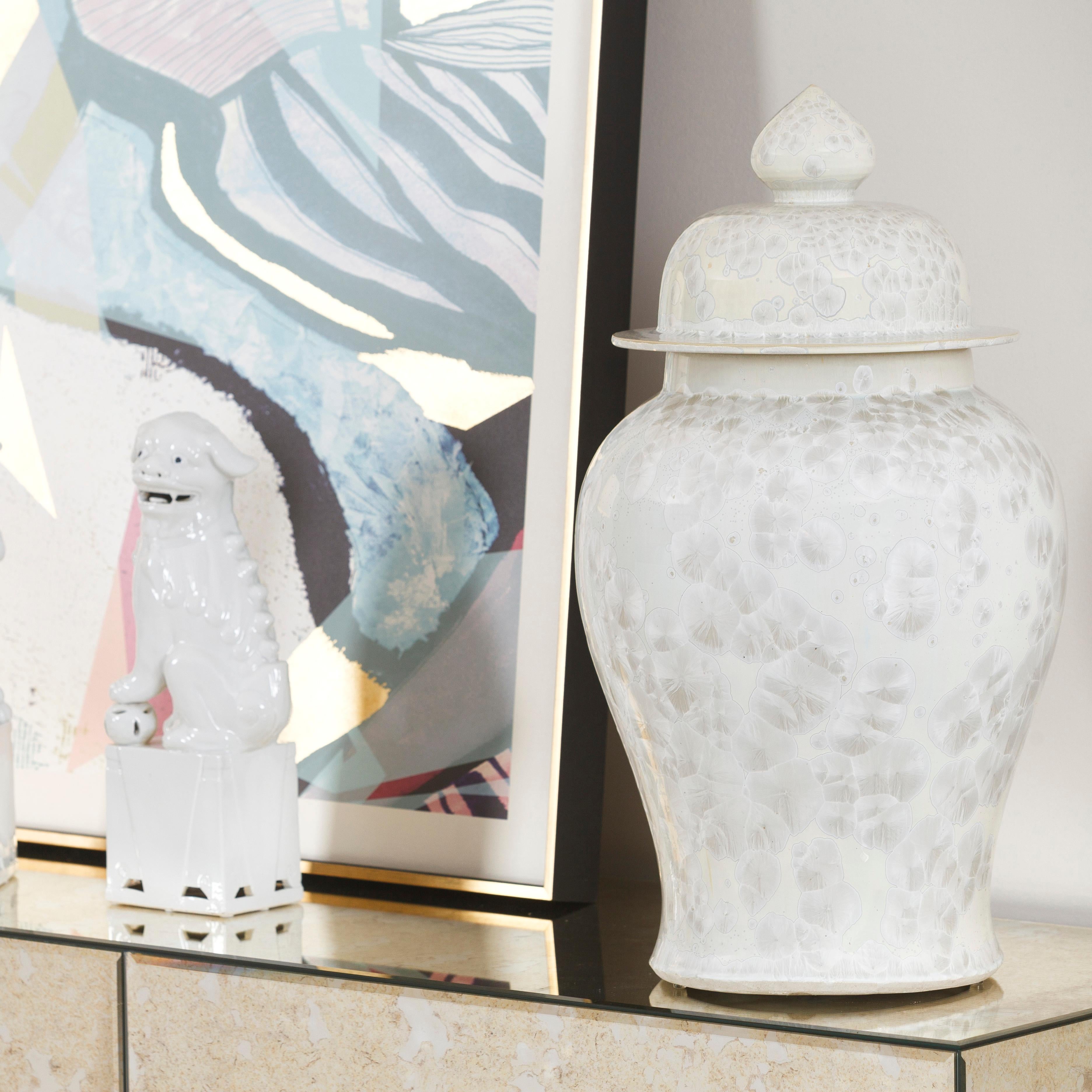 Moderne Ensemble/2 vase et pot en porcelaine, blancs, moulés à la main et décorés à la main en vente