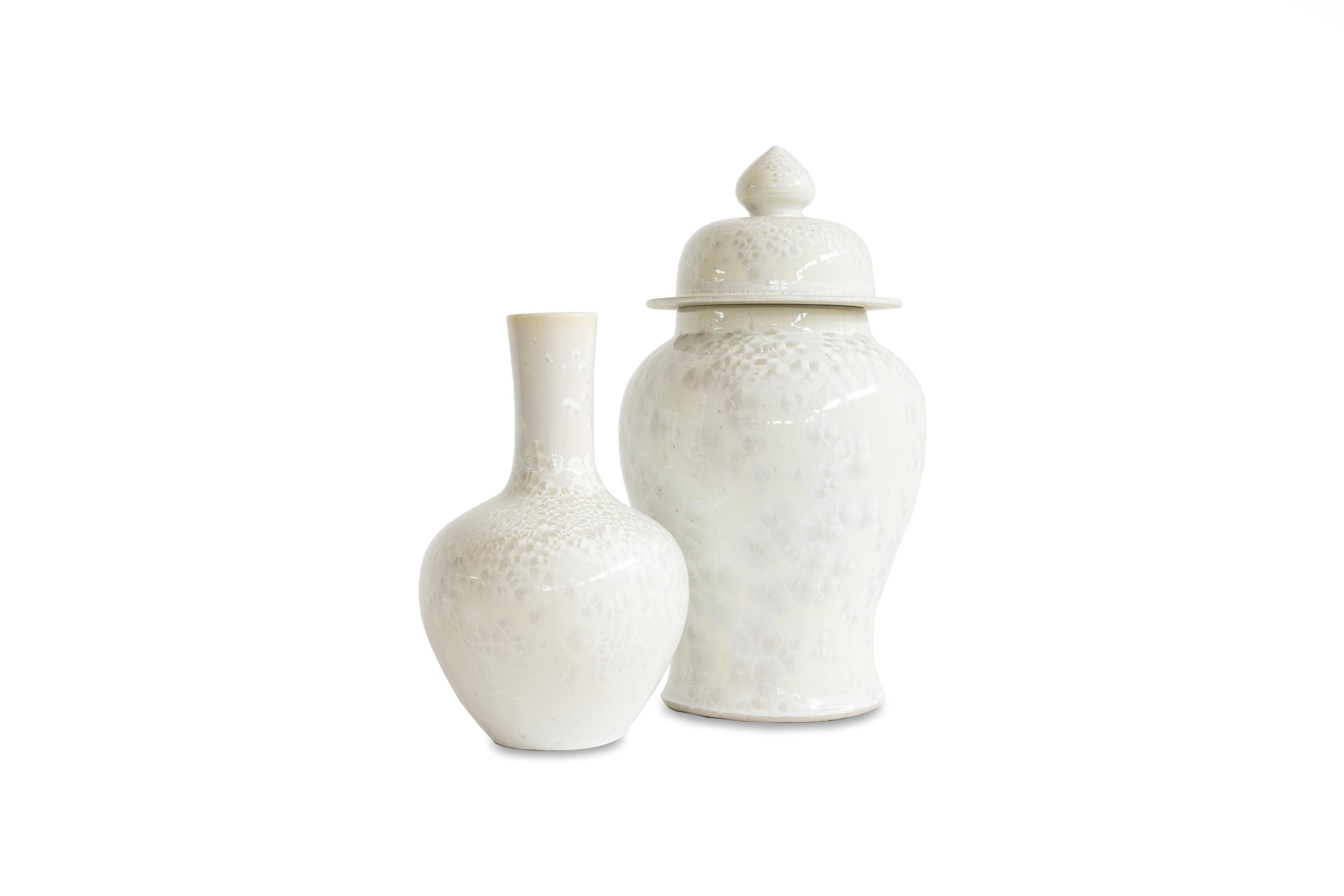 Portugais Ensemble/2 vase et pot en porcelaine, blancs, moulés à la main et décorés à la main en vente