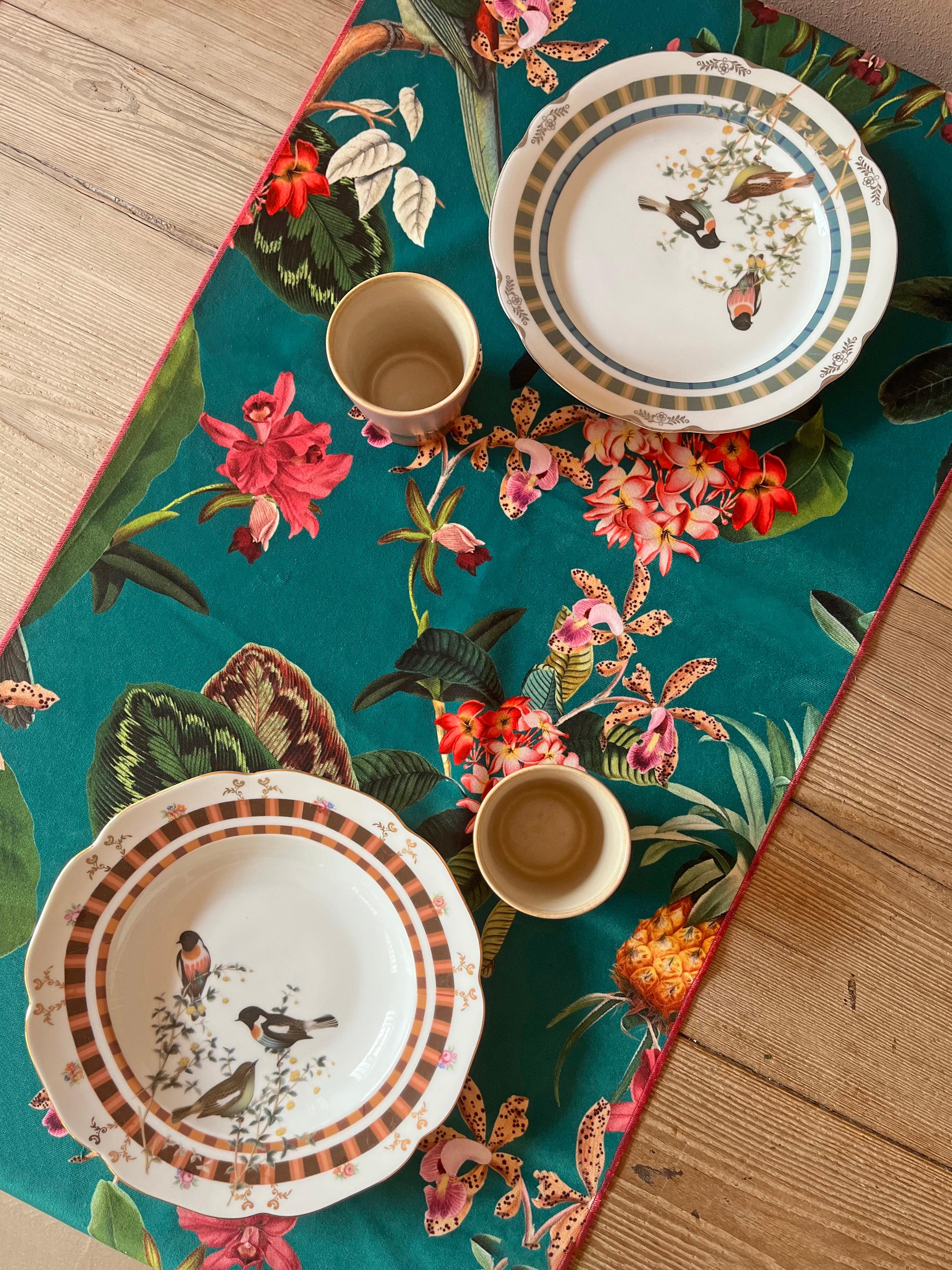 Italian Set 2 Runner da tavola in velluto di poliestere; fantasia tropicale e righe in vendita