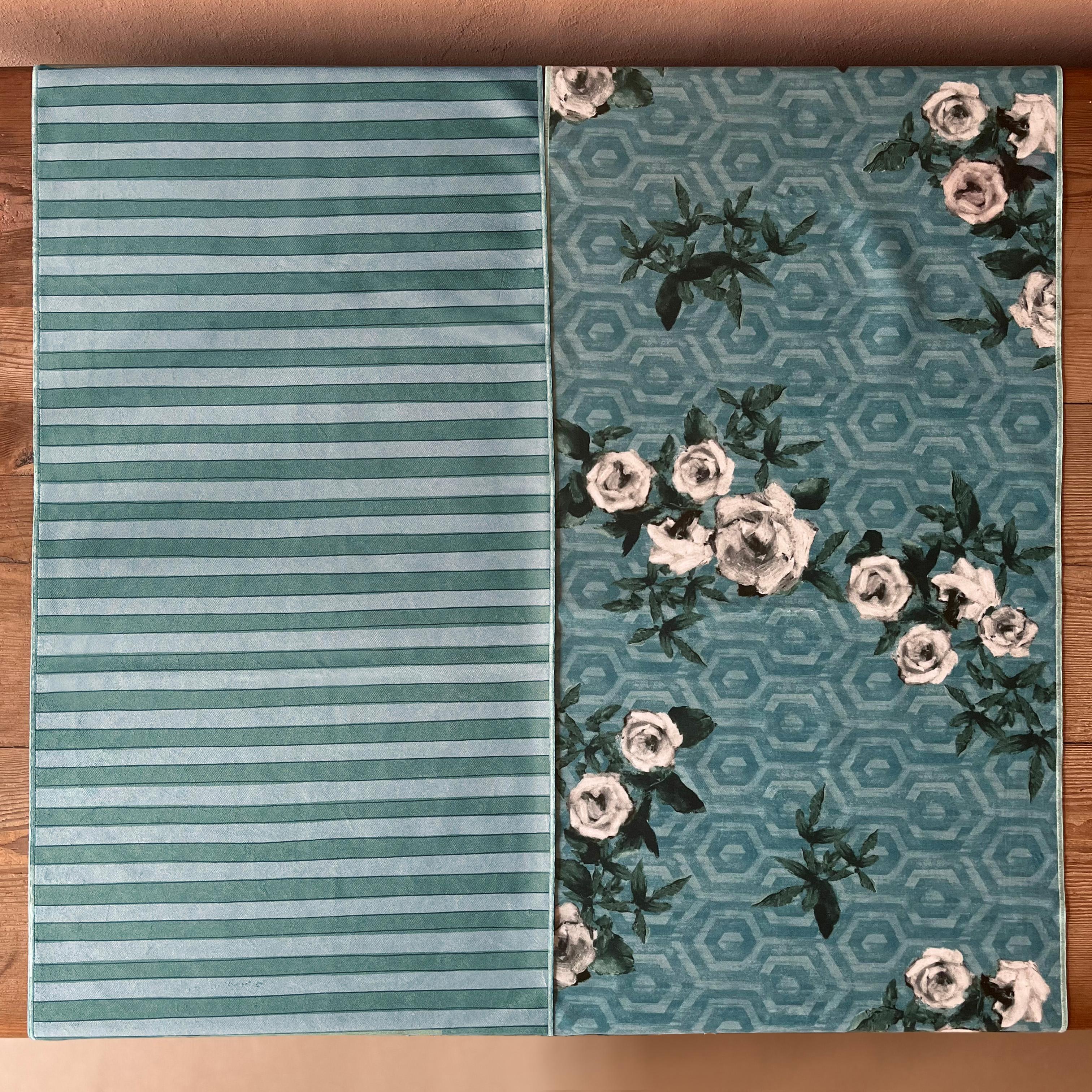 Aggiungi un tocco di eleganza e praticità alla tua tavola con i nostri Runner in velluto di poliestere, un’espressione di artigianato italiano. Con dimensioni di 45x140 cm, offrono un tocco di colore alla mise en place grazie alla ricercata fantasia