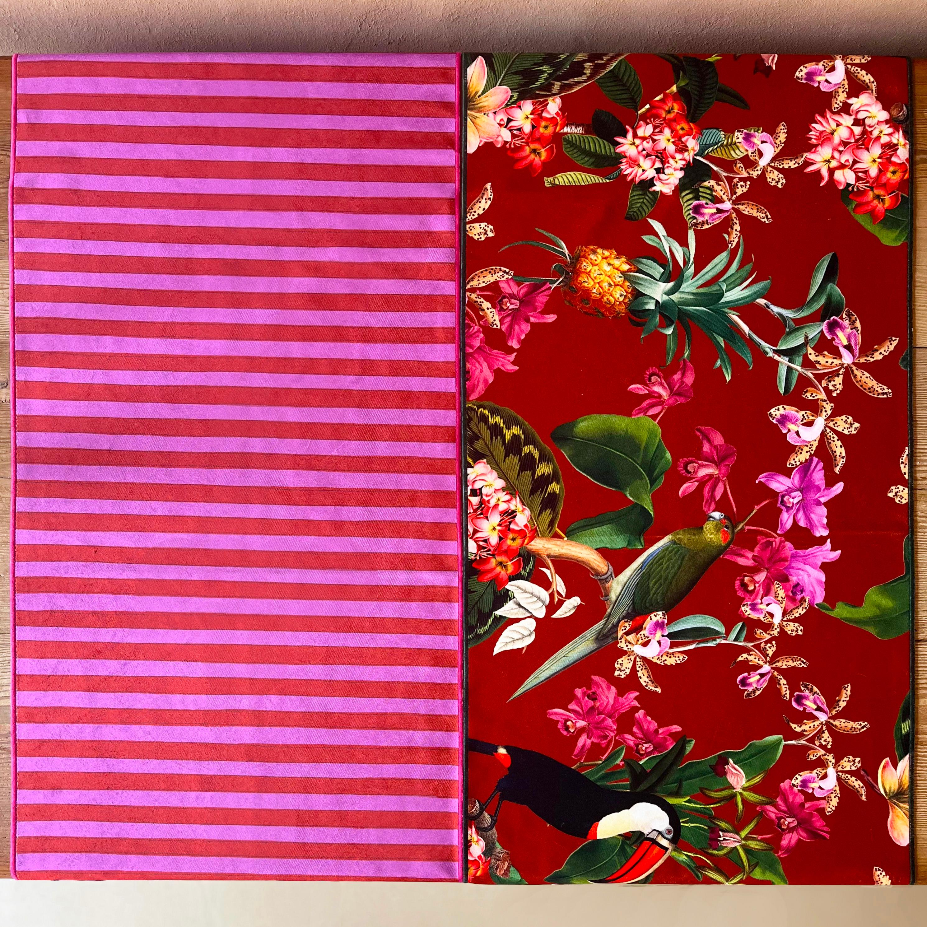 Aggiungi un tocco di eleganza e praticità alla tua tavola con i nostri Runner in velluto di poliestere, un’espressione di artigianato italiano. Con dimensioni di 45x140 cm, offrono un tocco di colore alla mise en place grazie alla ricercata fantasia