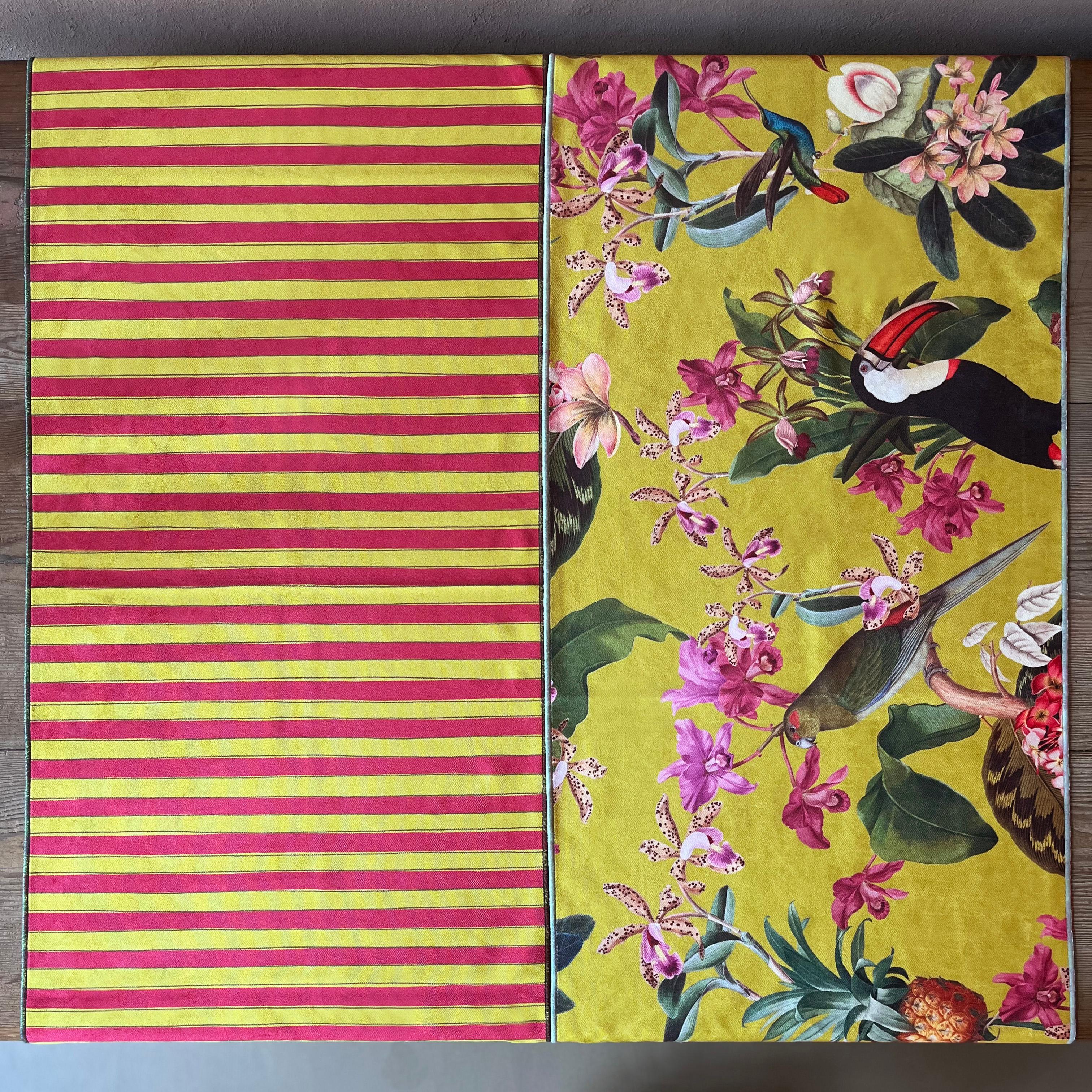 Aggiungi un tocco di eleganza e praticità alla tua tavola con i nostri Runner in velluto di poliestere, un’espressione di artigianato italiano. Con dimensioni di 45x140 cm, offrono un tocco di colore alla tavola grazie alla ricercata fantasia