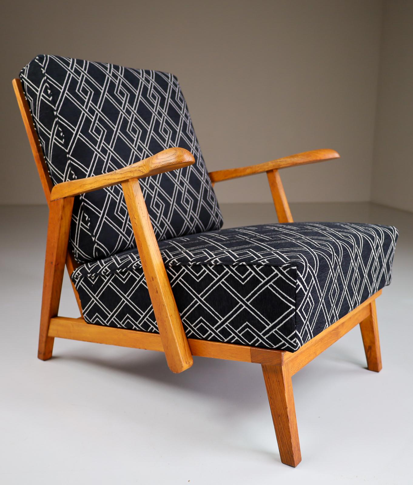 Set/2 Sculptural Armchairs in Oak and Reupholstered Fabric, France, 1950s In Good Condition For Sale In Almelo, NL