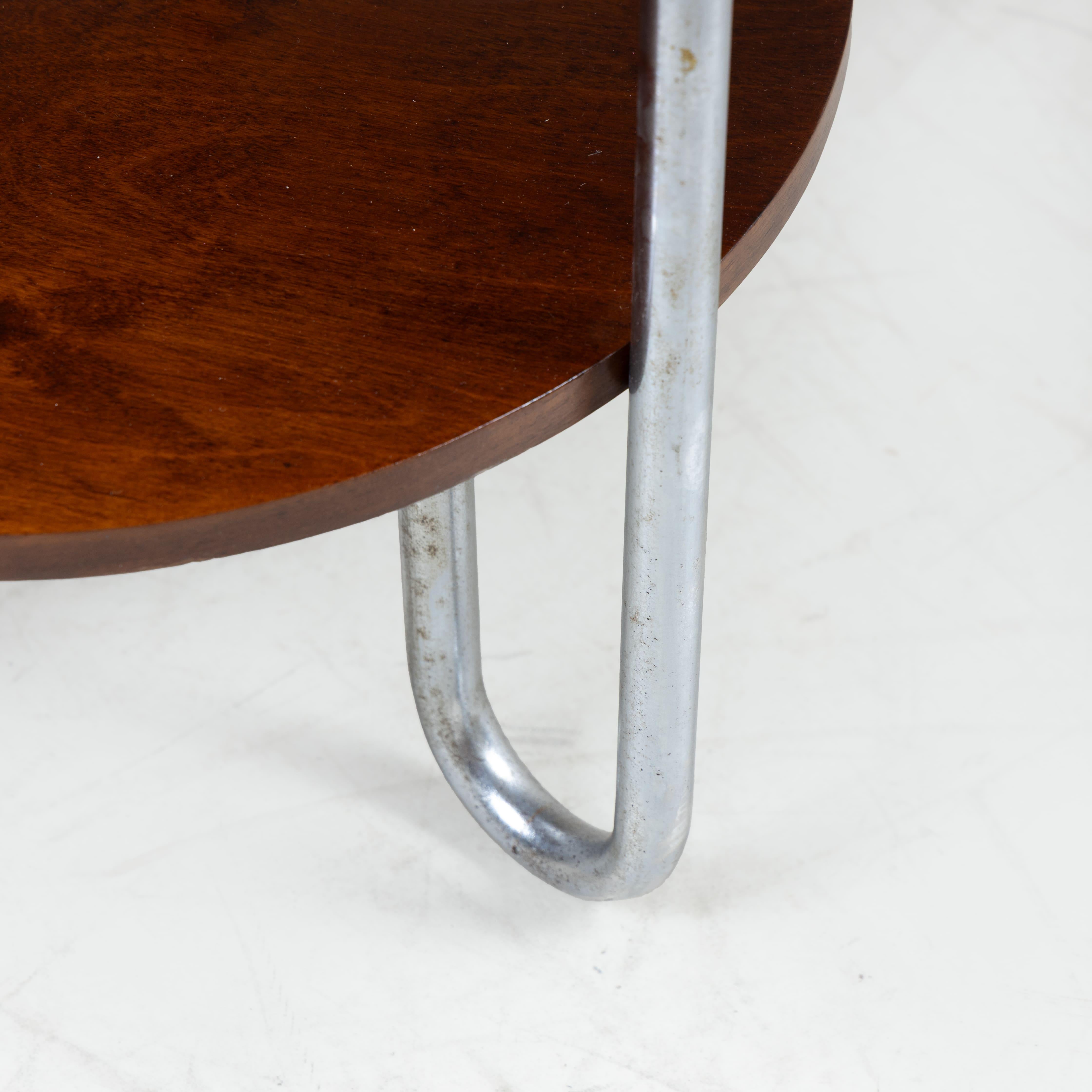 Set di 2 sedie e tavolino in stile razionalista, Produzione Cova, realizzate in Italia nel 1935 . La struttura è in tubolare metallico cromato, mentre la seduta e lo schienale sono in legno impiallacciato in noce. Un esempio di design modernista