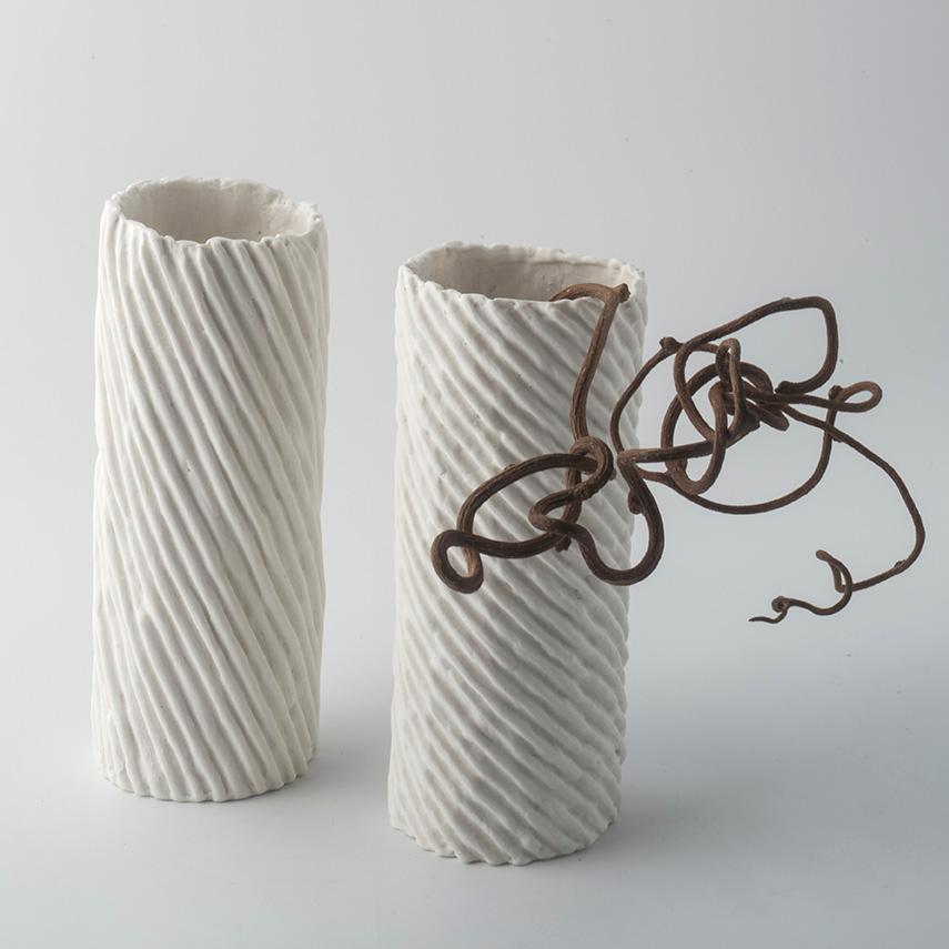 Elegante  set di due vasi  in porcellana paperclay  della collezione Paesaggio sotto la luna  ideata dal designer-artista Nino Basso.
I vasi hanno un  design essenziale  che mette in luce  la texture a righe  oblique in rilievo  di colore bianco.
