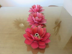 Ensemble / 3 appliques murales de style Régence française des années 1950 à forme florale en nacre rose