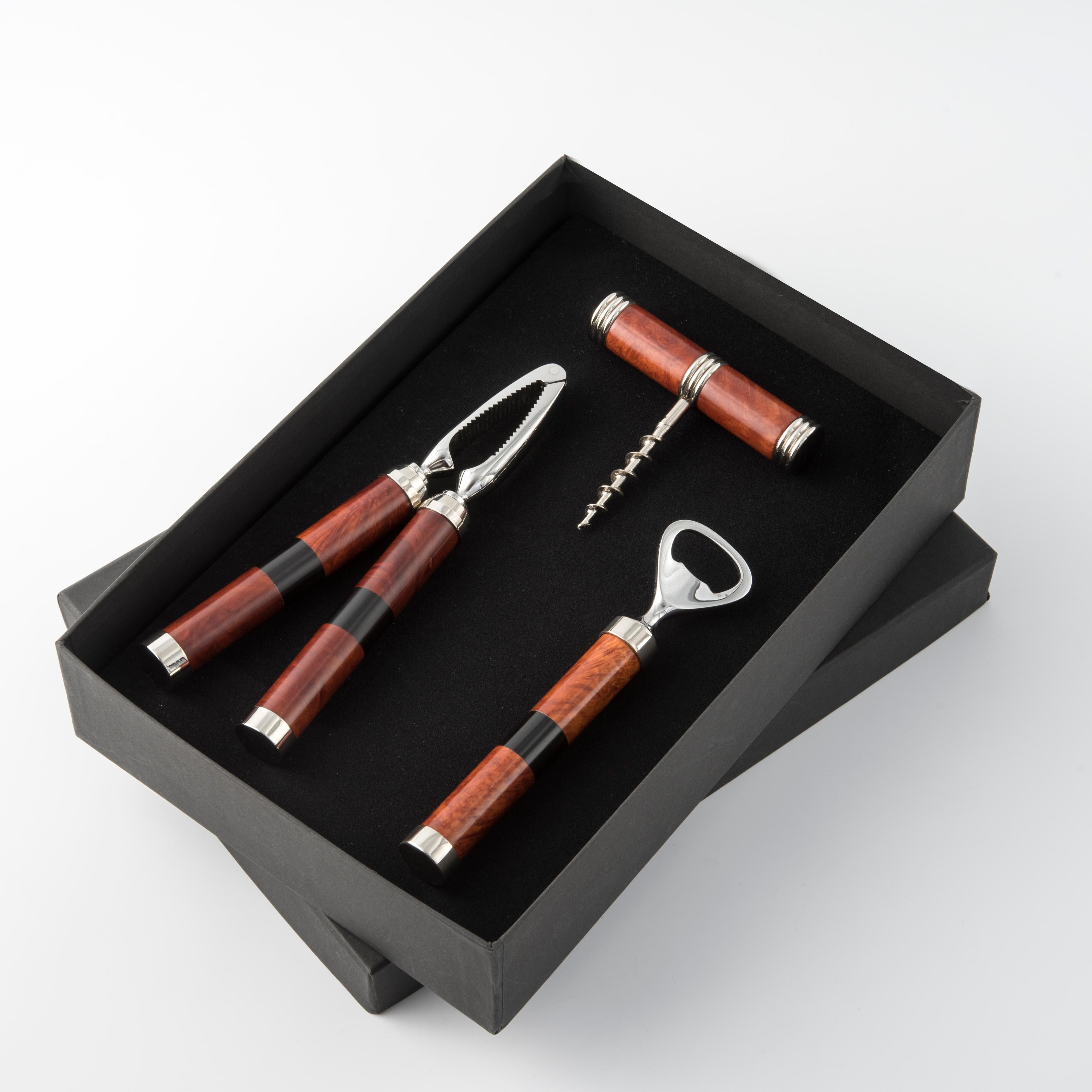 Conjunto refinado de  accesorios  para el cóctel   incluyendo  el muy útil  cascanueces,  abrebotellas, sacacorchos   en un elegante envoltorio. 
Diseñado por Nino Basso,  este exclusivo set  de accesorios de bar se caracteriza por la elegante