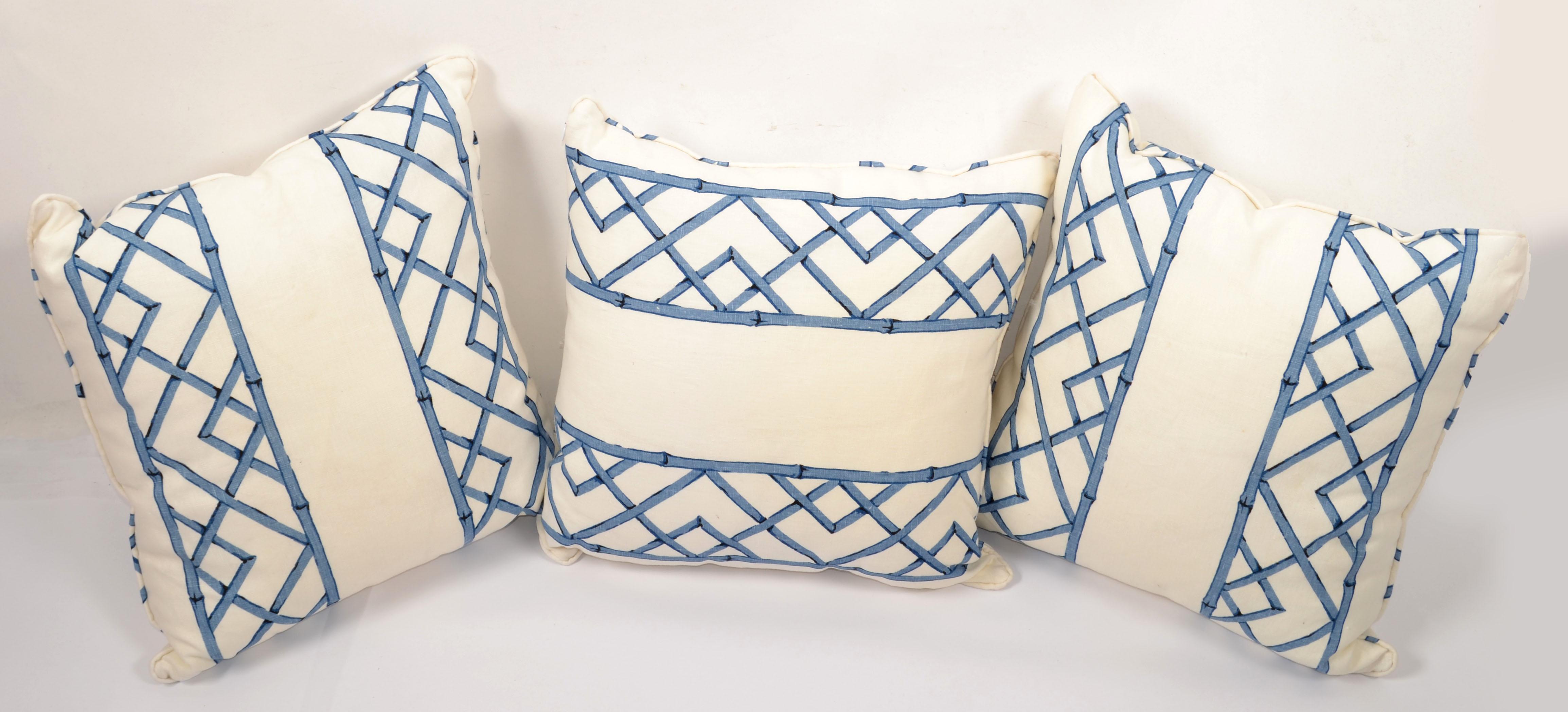Set di 3 cuscini Belgio in lino testurizzato blu con motivo di bambù e imbottitura in piuma d'oca Mid-Century Modern.
Cuscino completo, imbottito con piuma d'oca e chiusura con la classica cerniera invisibile. 
Condizioni originali molto buone.