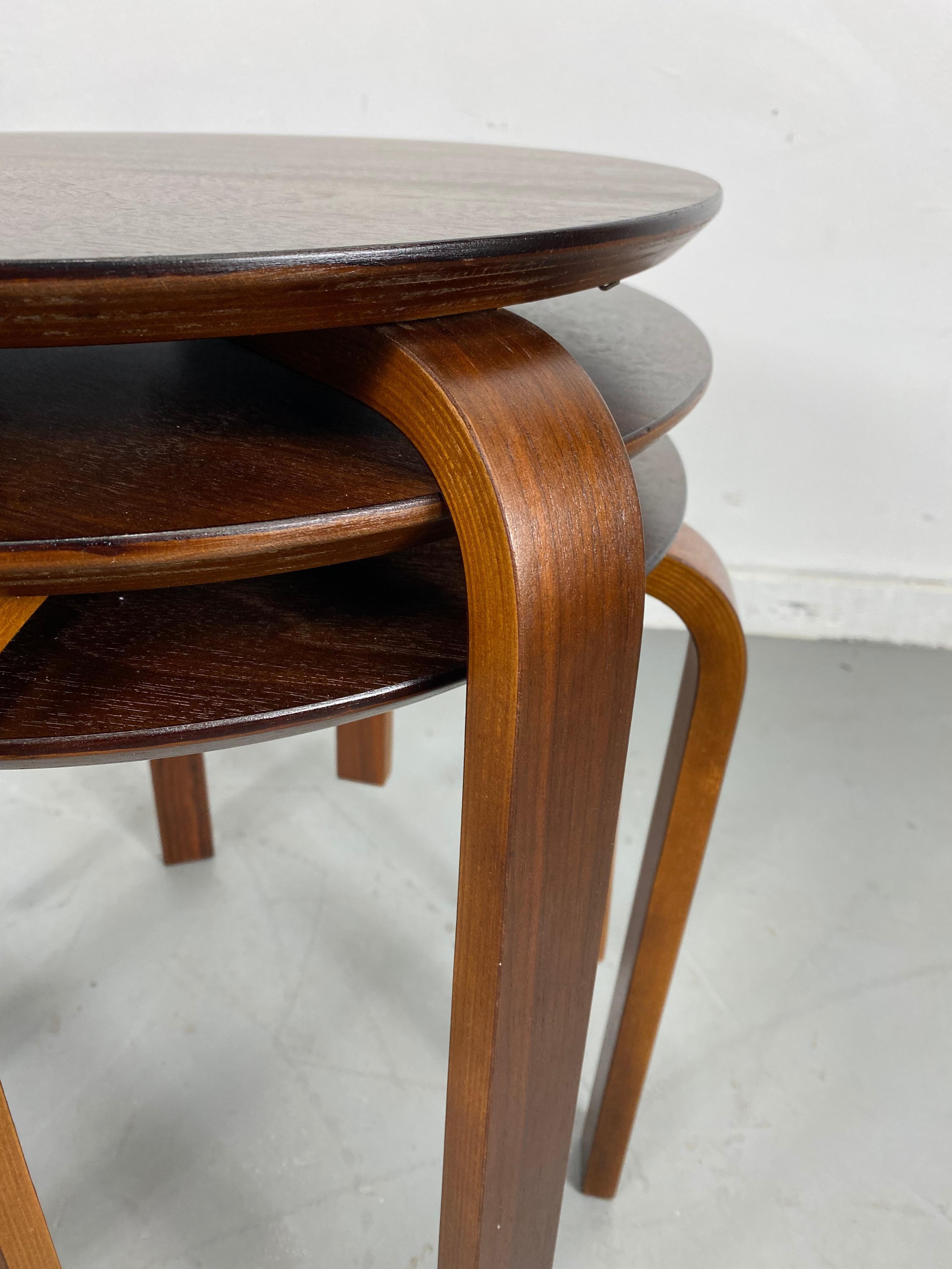 Ensemble de 3 tables classiques en bois courbé, modernistes, fabriquées au Danemark, à la manière d'Alvar Aalto.