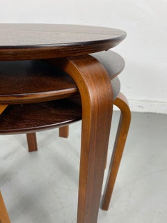 Juego de 3, Mesas clásicas de madera curvada, Modernistas, Made in Denmark