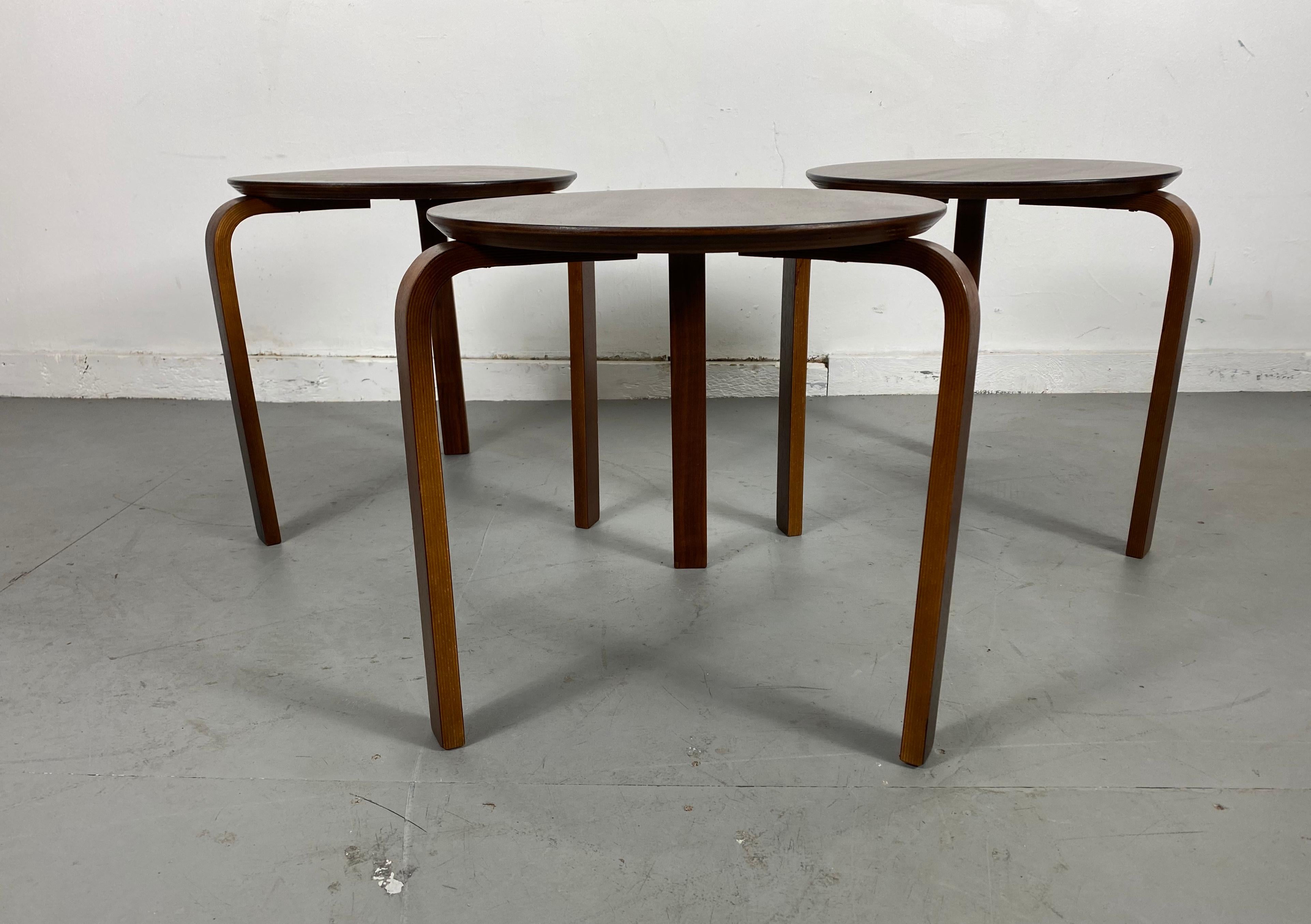 Danois Ensemble de 3 tables classiques en bois cintré, modernistes, fabriquées au Danemark en vente