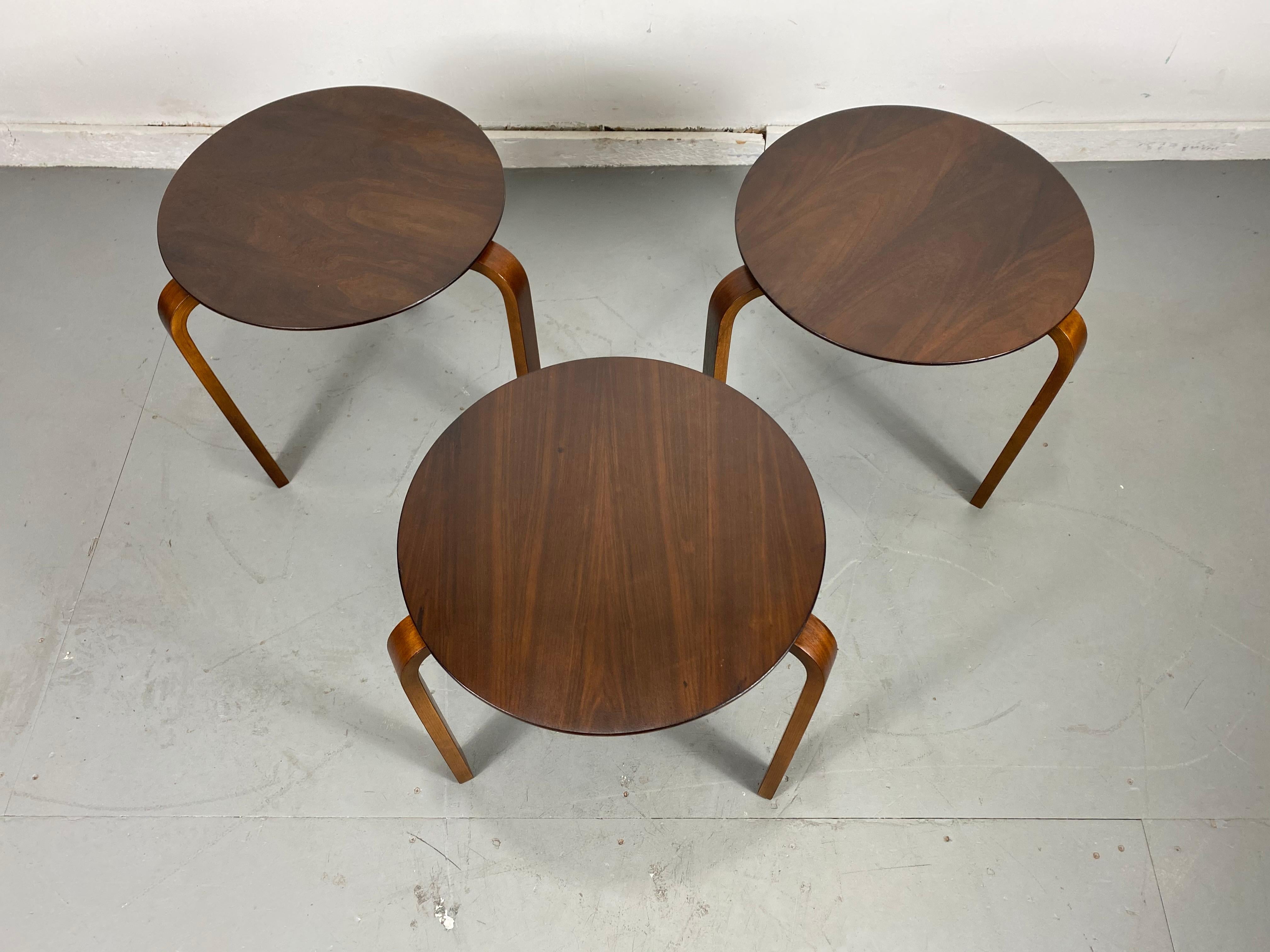 Ensemble de 3 tables classiques en bois cintré, modernistes, fabriquées au Danemark Bon état - En vente à Buffalo, NY