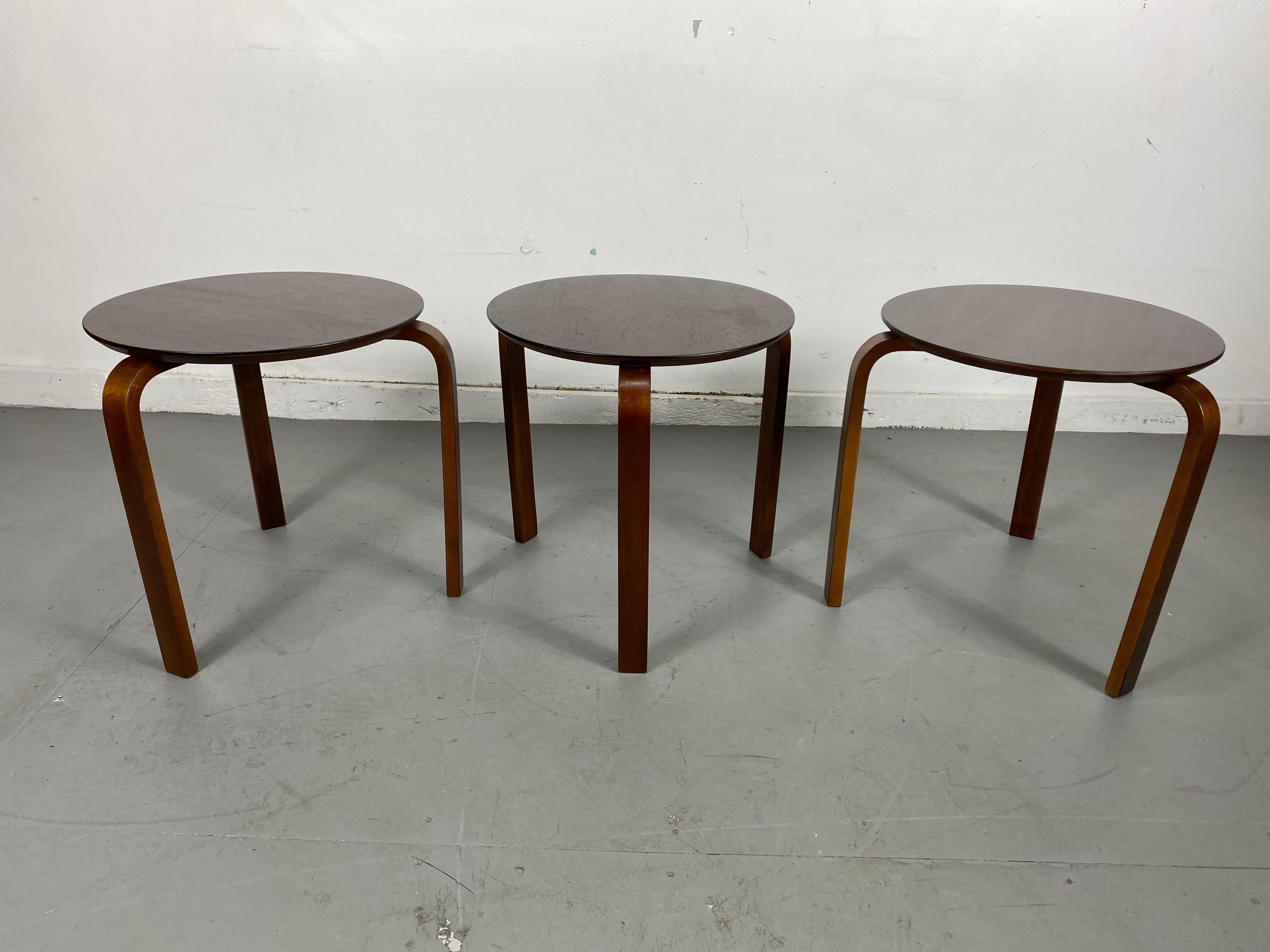 Milieu du XIXe siècle Ensemble de 3 tables classiques en bois cintré, modernistes, fabriquées au Danemark en vente