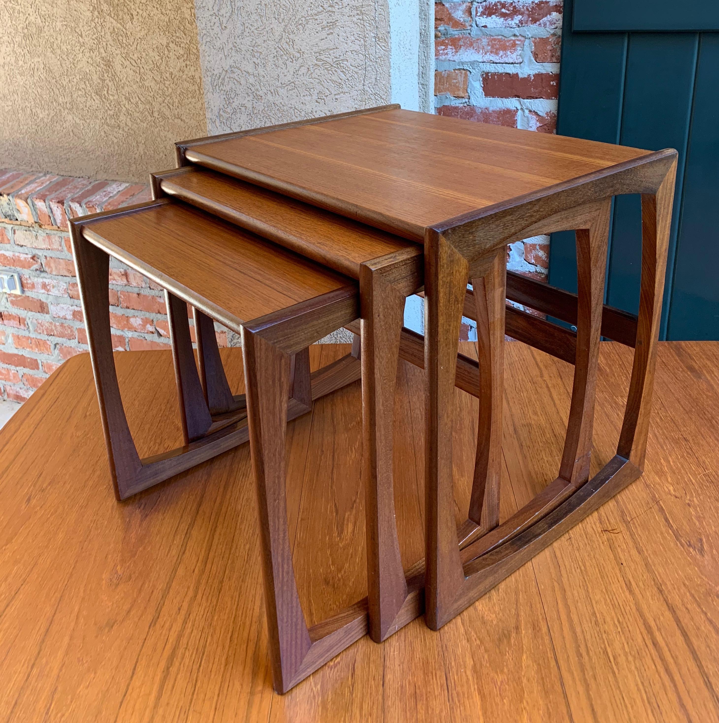 Set 3 English Mid-Century Modern Teak Wood Nesting Table End Coffee G Plan Style In Good Condition In Shreveport, LA