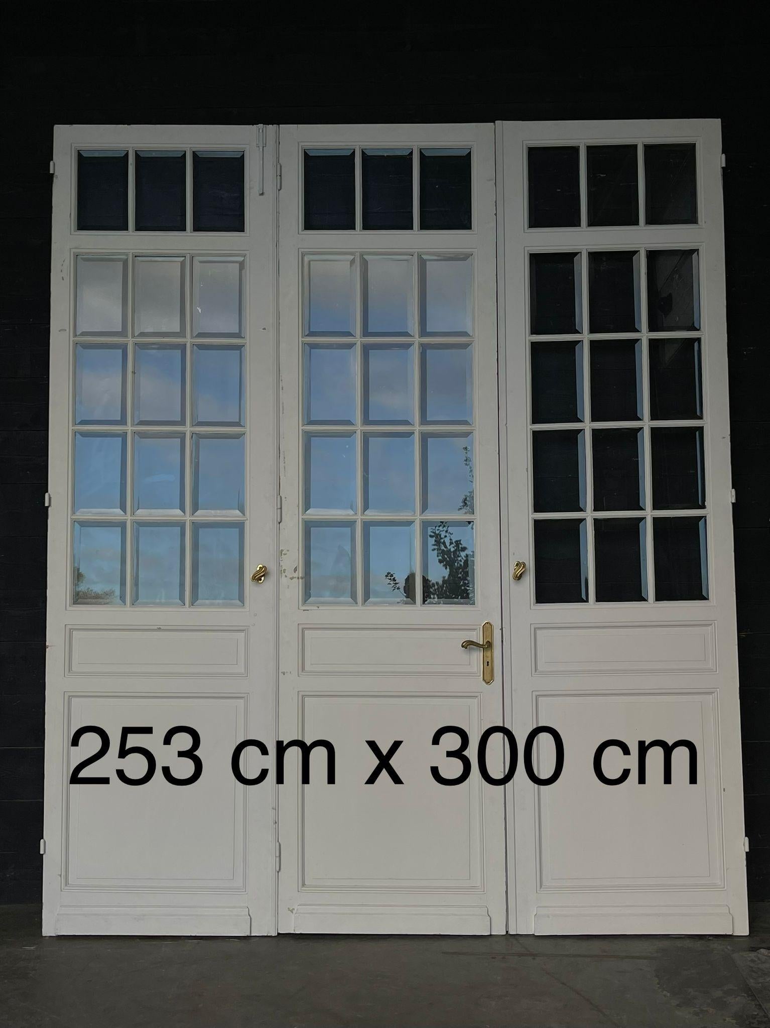 A lovely quality set of 3 Chateau doors from the Loire. All bevelled glass and all perfect.
In excellent original condition.
Height 300 cm
Width 253 cm.