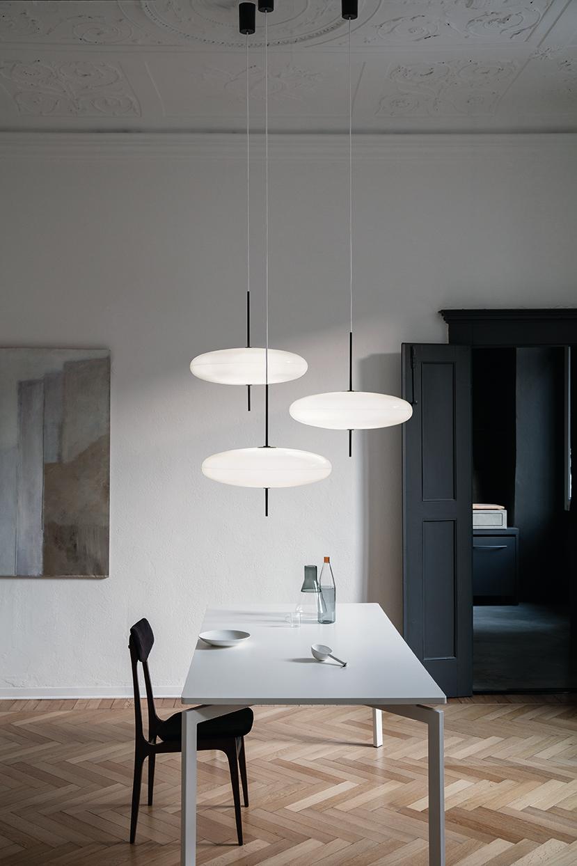 Gino Sarfatti lamp model 2065.
White diffuser, black hardware, white cable.
Manufactured by Astep

Model 2065
Design by Gino Sarfatti
The 2065 is made of two joined opaline methacrylate saucer-shaped diffusers suspended from the ceiling with a black