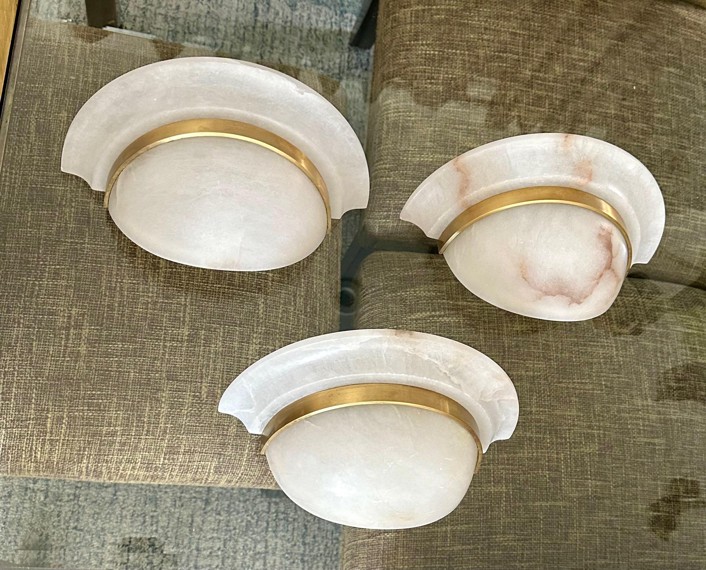 Set di 3 applique a mezzaluna in alabastro e ottone in vendita 12