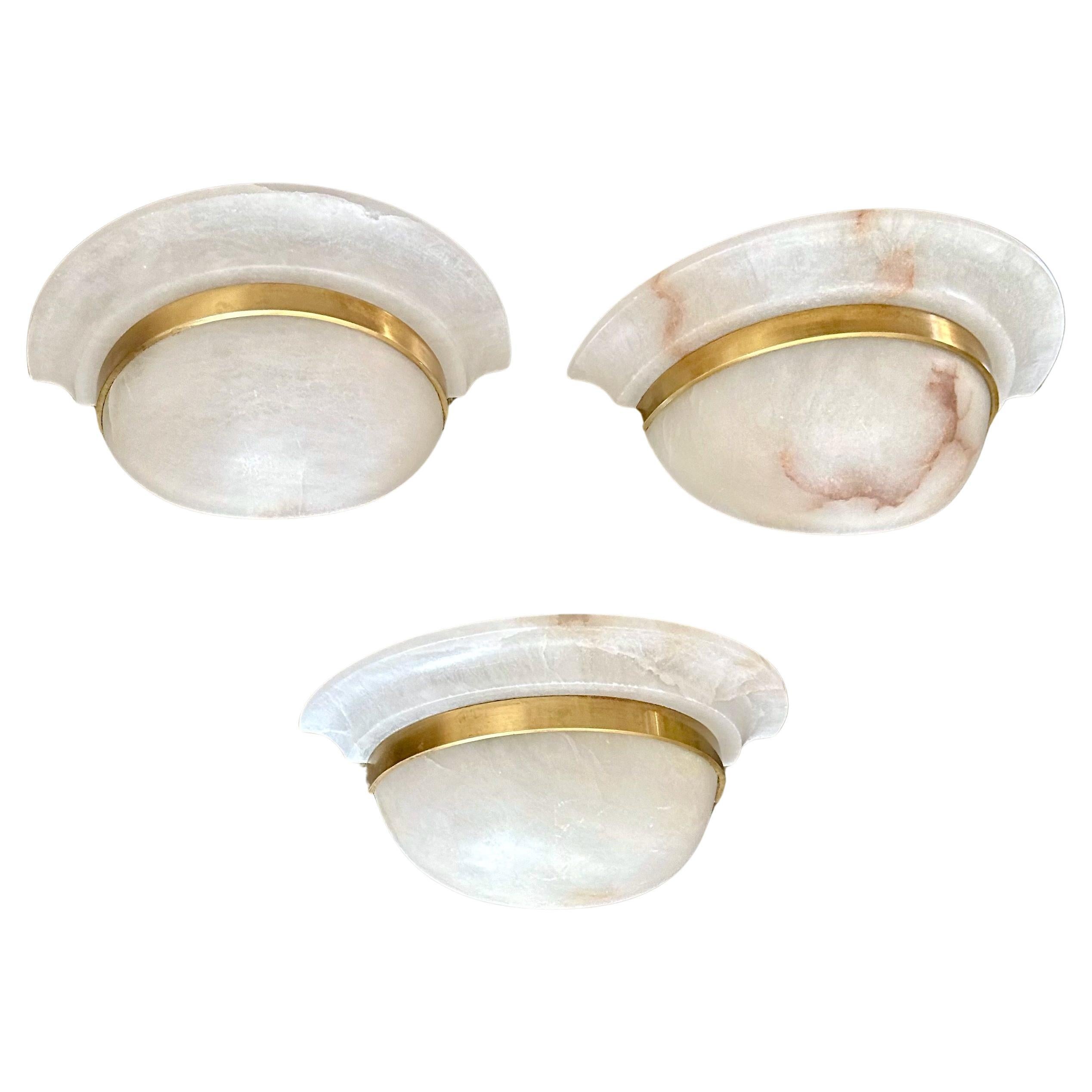Set di tre (3) applique in alabastro a forma di mezza luna o di quarto di luna con ornamento in ottone massiccio. Appena cablato, utilizza una lampadina a candelabro. 