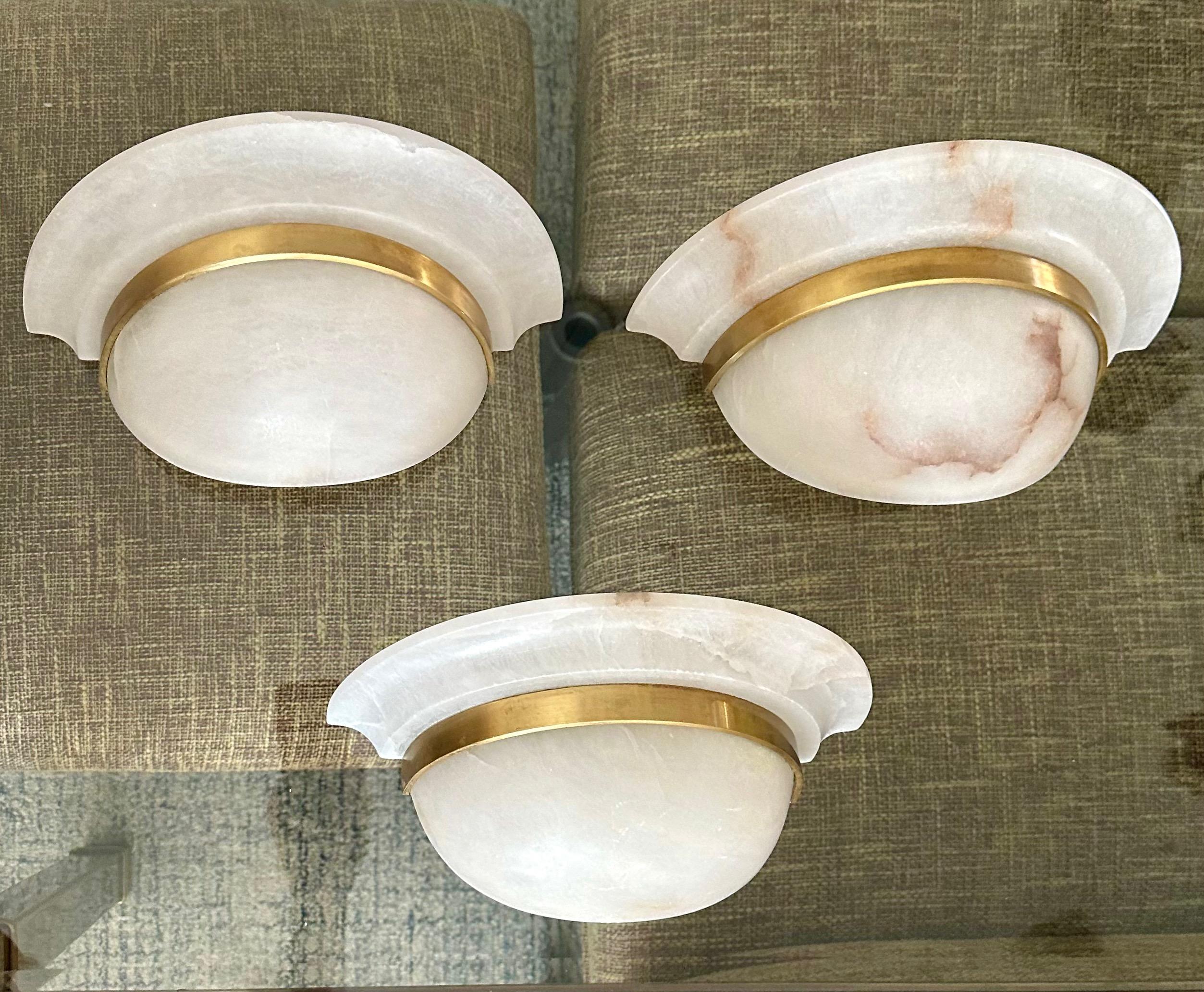 Europeo Set di 3 applique a mezzaluna in alabastro e ottone in vendita