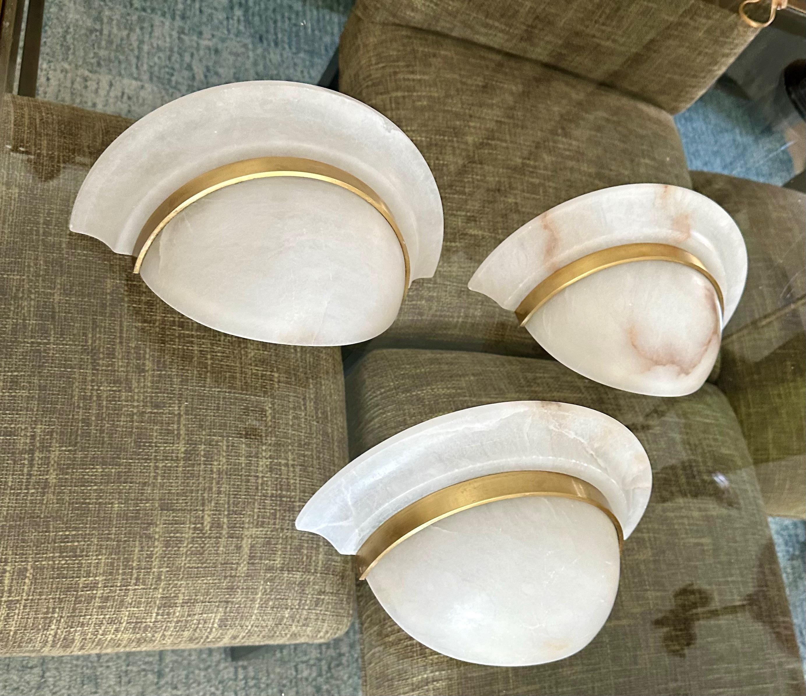 Set di 3 applique a mezzaluna in alabastro e ottone In condizioni buone in vendita a Palm Springs, CA