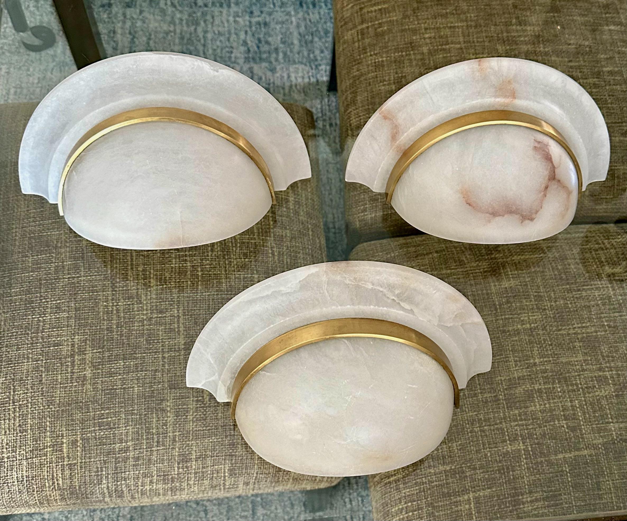 Metà XX secolo Set di 3 applique a mezzaluna in alabastro e ottone in vendita
