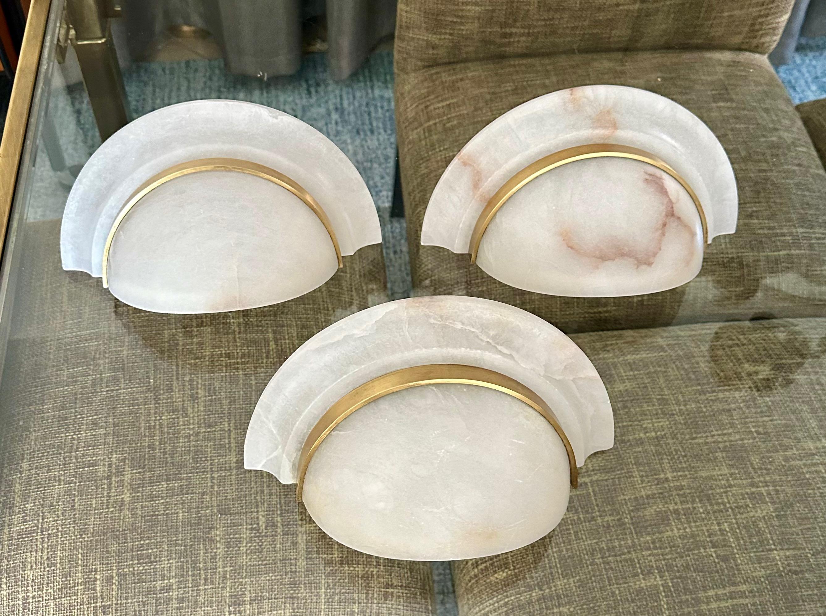 Ottone Set di 3 applique a mezzaluna in alabastro e ottone in vendita