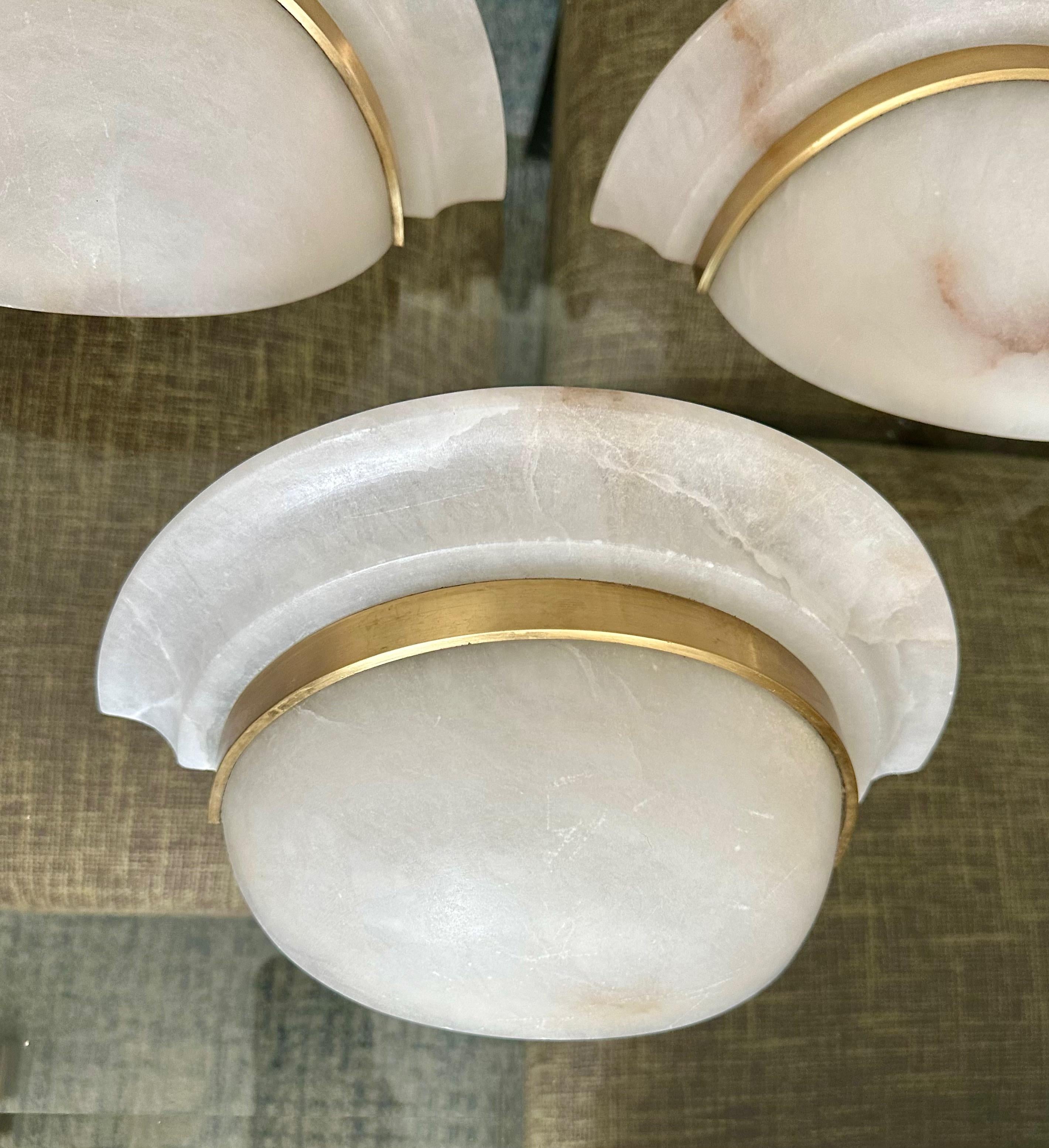 Set di 3 applique a mezzaluna in alabastro e ottone in vendita 1