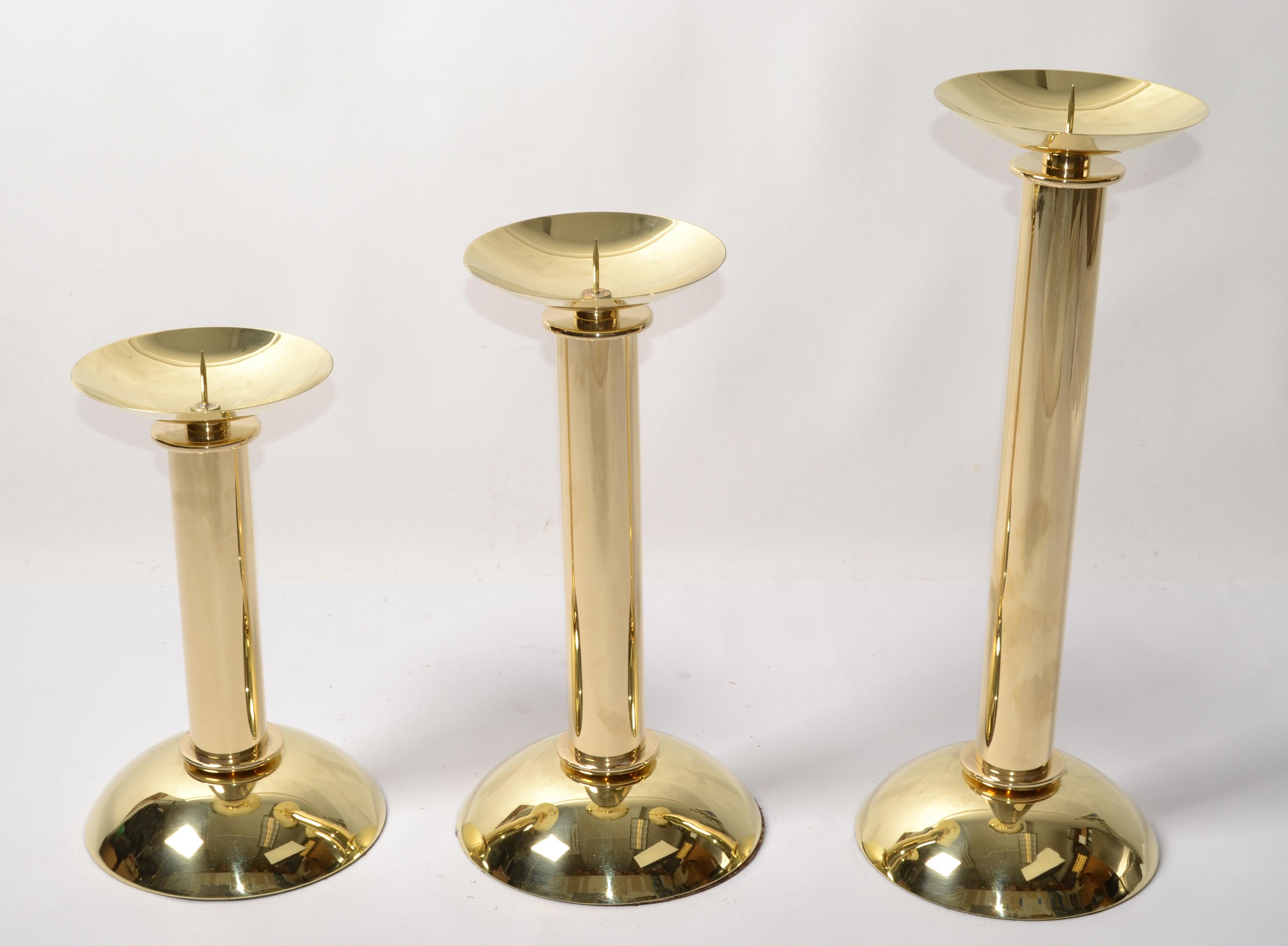 Diese 3 abgestuften Karl Springer LTD Kerzenleuchter aus poliertem Messing wurden von Karl Springer um 1985 in Amerika entworfen.
Sie bestehen aus einer konkaven Basis und einer konvexen Spitze, die durch einen zylindrischen Körper verbunden sind,
