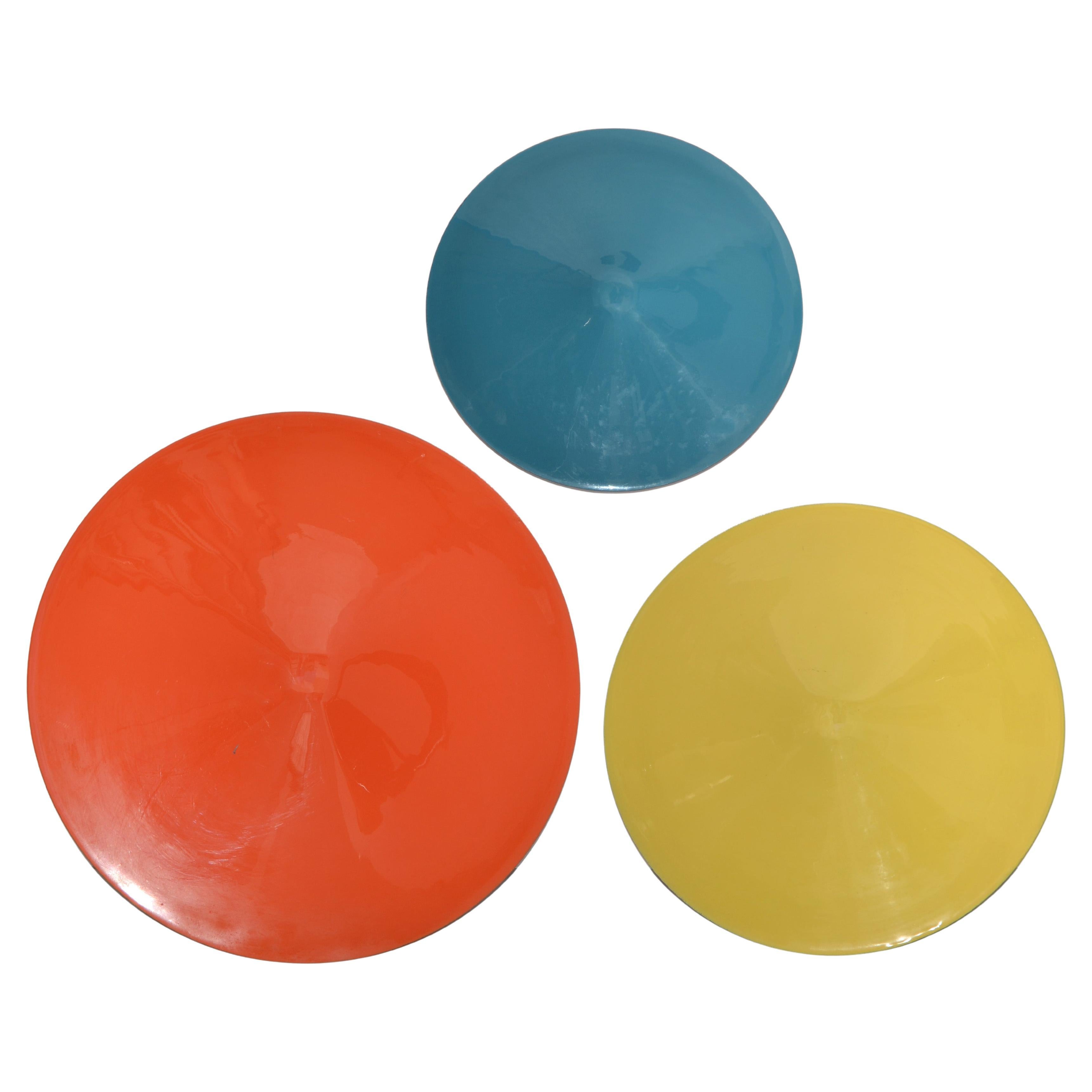 Satz von 3 abgestuften Aluminium Metall und Emaille Wanddekoration, Skulpturen, Platten in Blau, Gelb und Orange Farbe.
Fußplatten mit Haken für eine sichere Wanddekoration.
Moderne Wandkunst aus der Jahrhundertmitte, die Russel Wright zugeschrieben