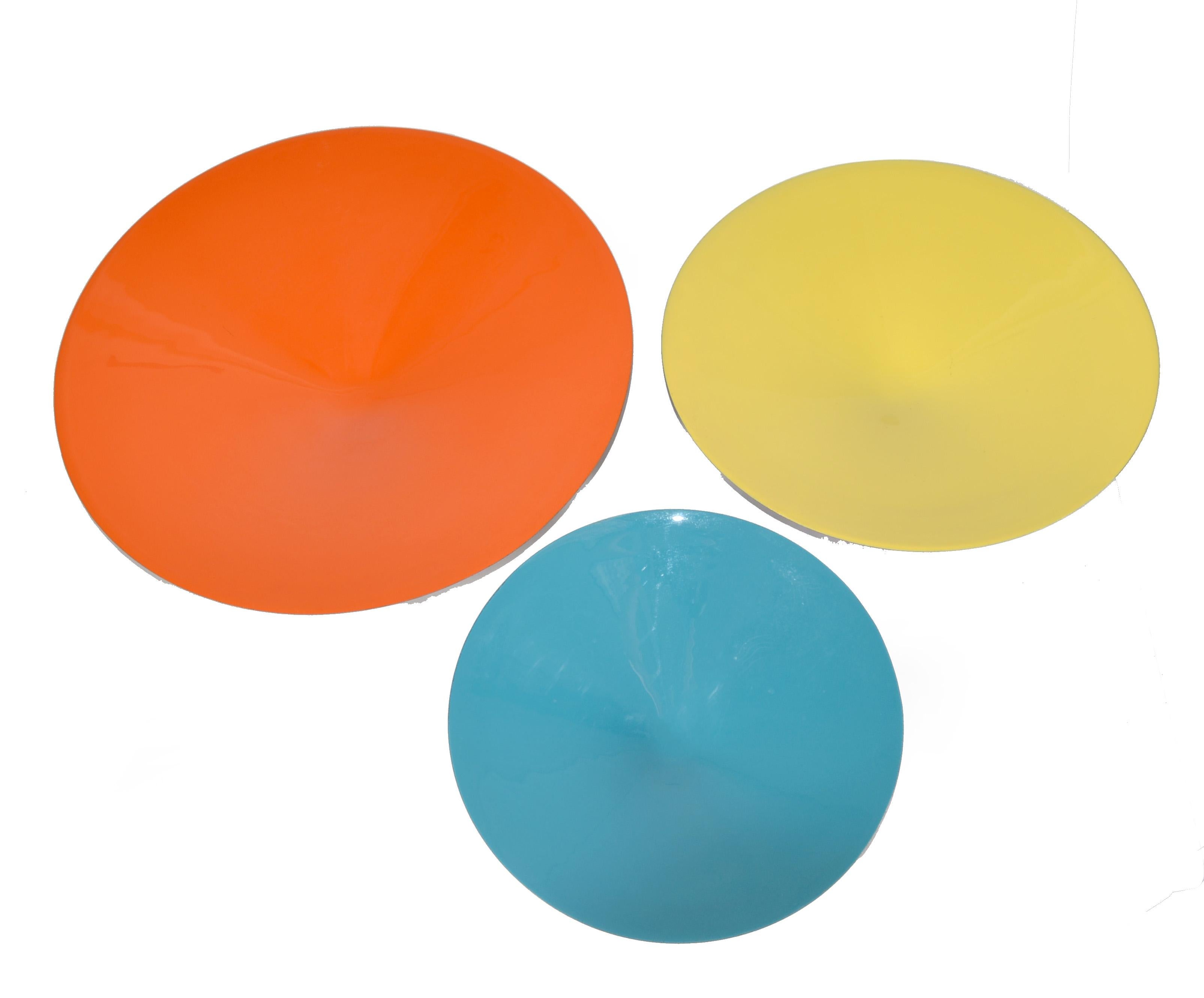 Set 3 Metall Emaille Wanddekoration Skulpturen Teller in Blau Gelb Orange Farbe (Indisch) im Angebot