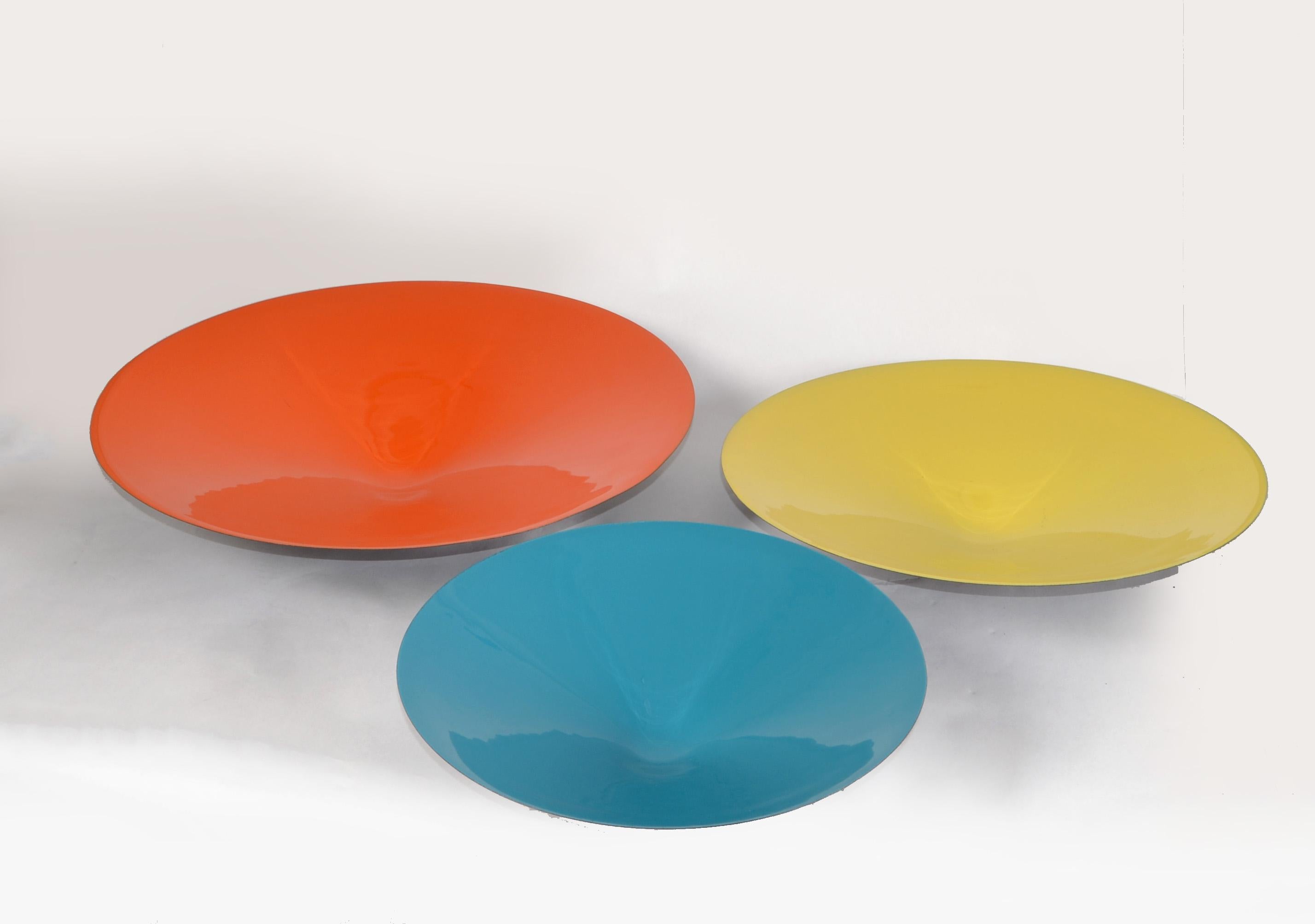 Set 3 Metall Emaille Wanddekoration Skulpturen Teller in Blau Gelb Orange Farbe im Zustand „Gut“ im Angebot in Miami, FL
